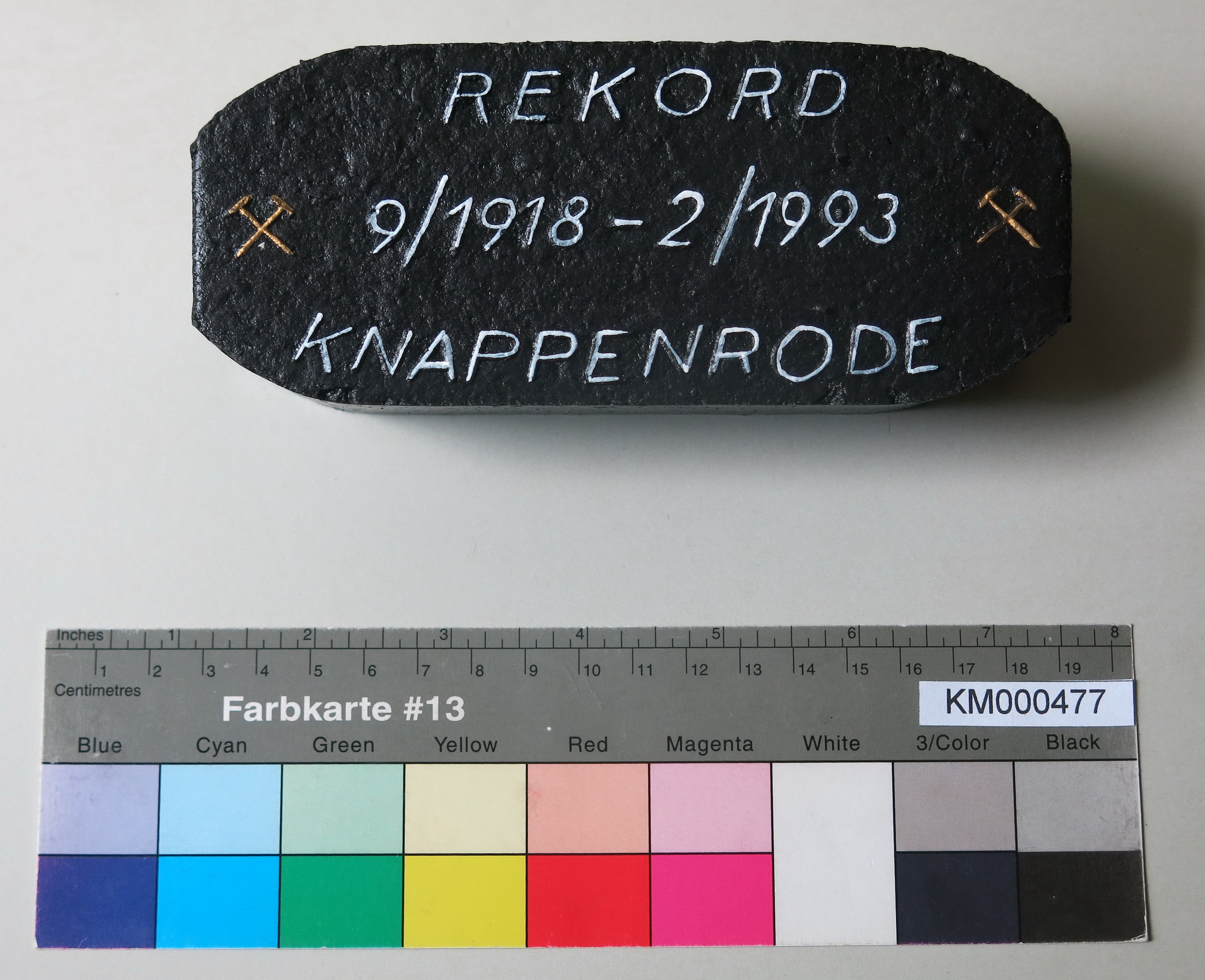 Zierbrikett "REKORD 9/1918 - 2/1993 KNAPPENRODE" (Energiefabrik Knappenrode CC BY-SA)