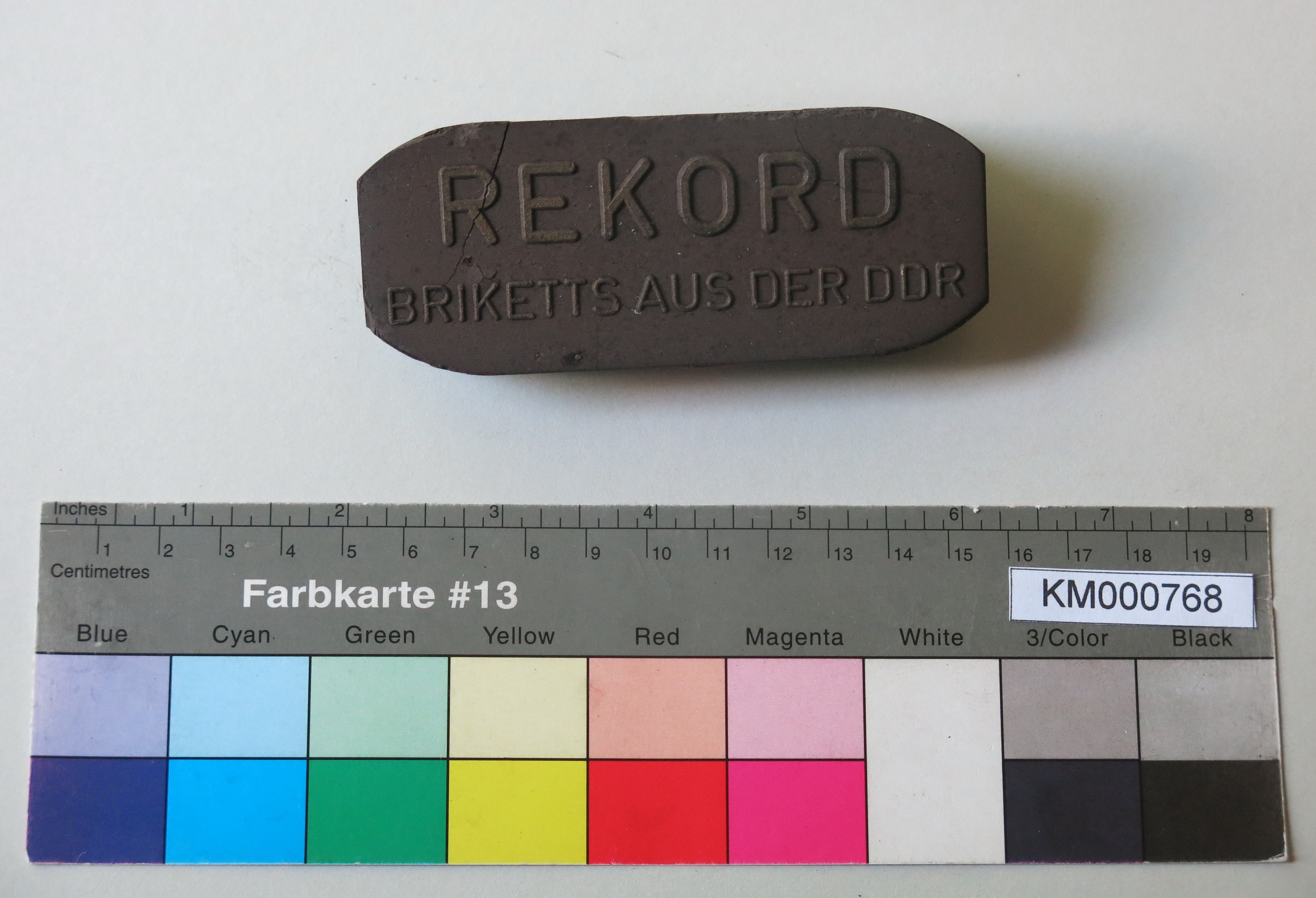 Zierbrikett "REKORD BRIKETTS AUS DER DDR" (Energiefabrik Knappenrode CC BY-SA)