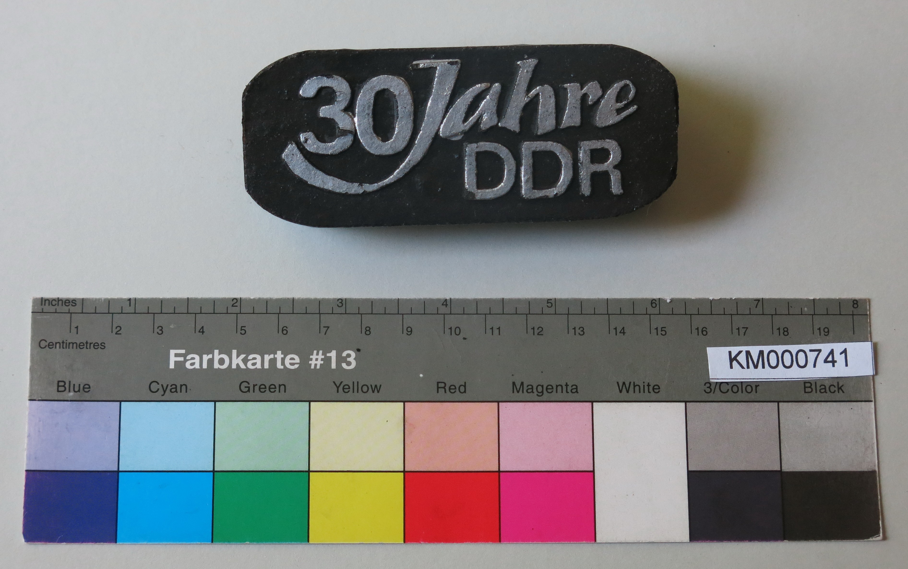 Zierbrikett "Schriftzug 30 Jahre DDR " (Energiefabrik Knappenrode CC BY-SA)