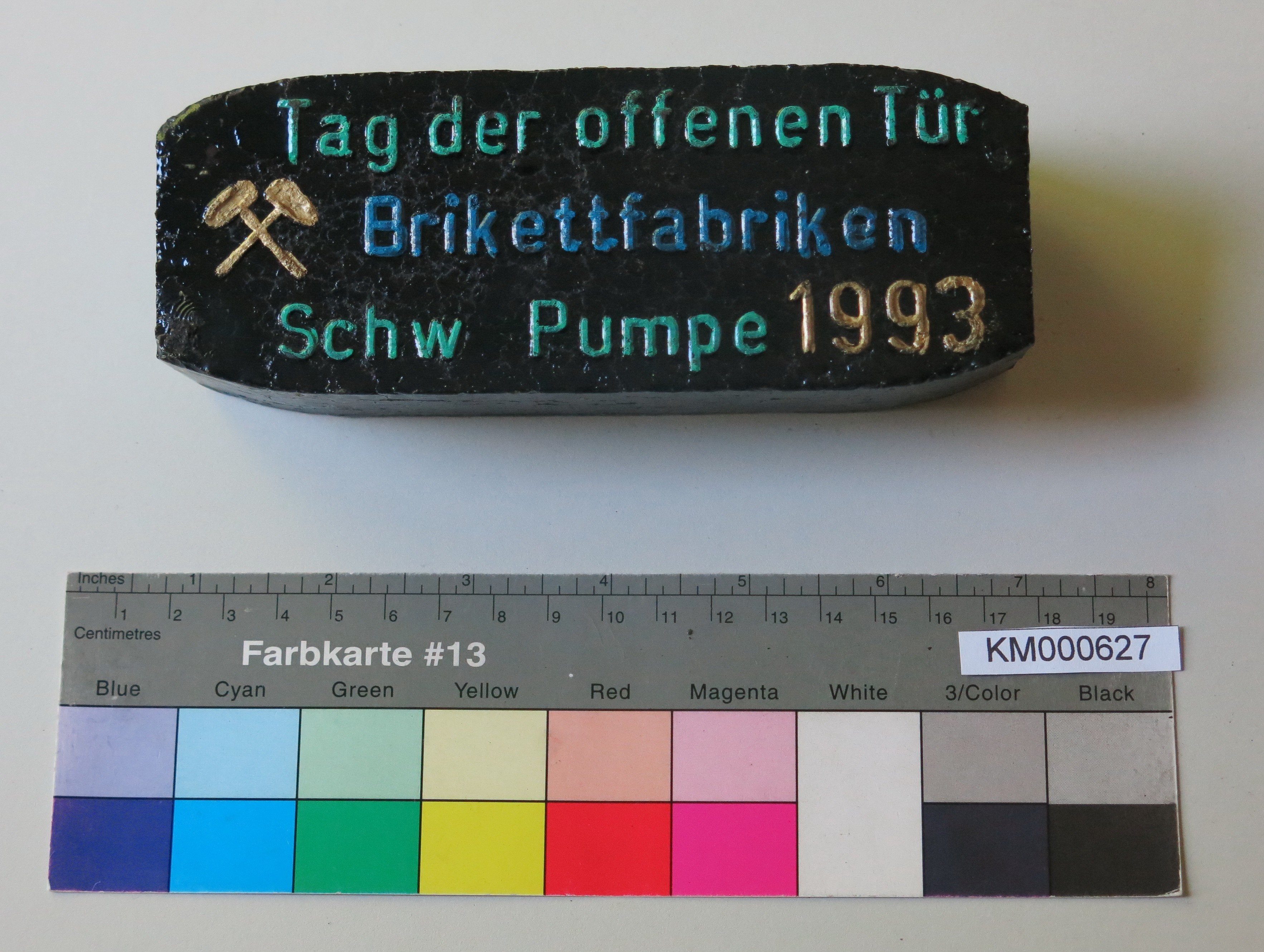 Zierbrikett "Tag der offenen Brikettfabriken Schw. Pumpe 1993" (Energiefabrik Knappenrode CC BY-SA)