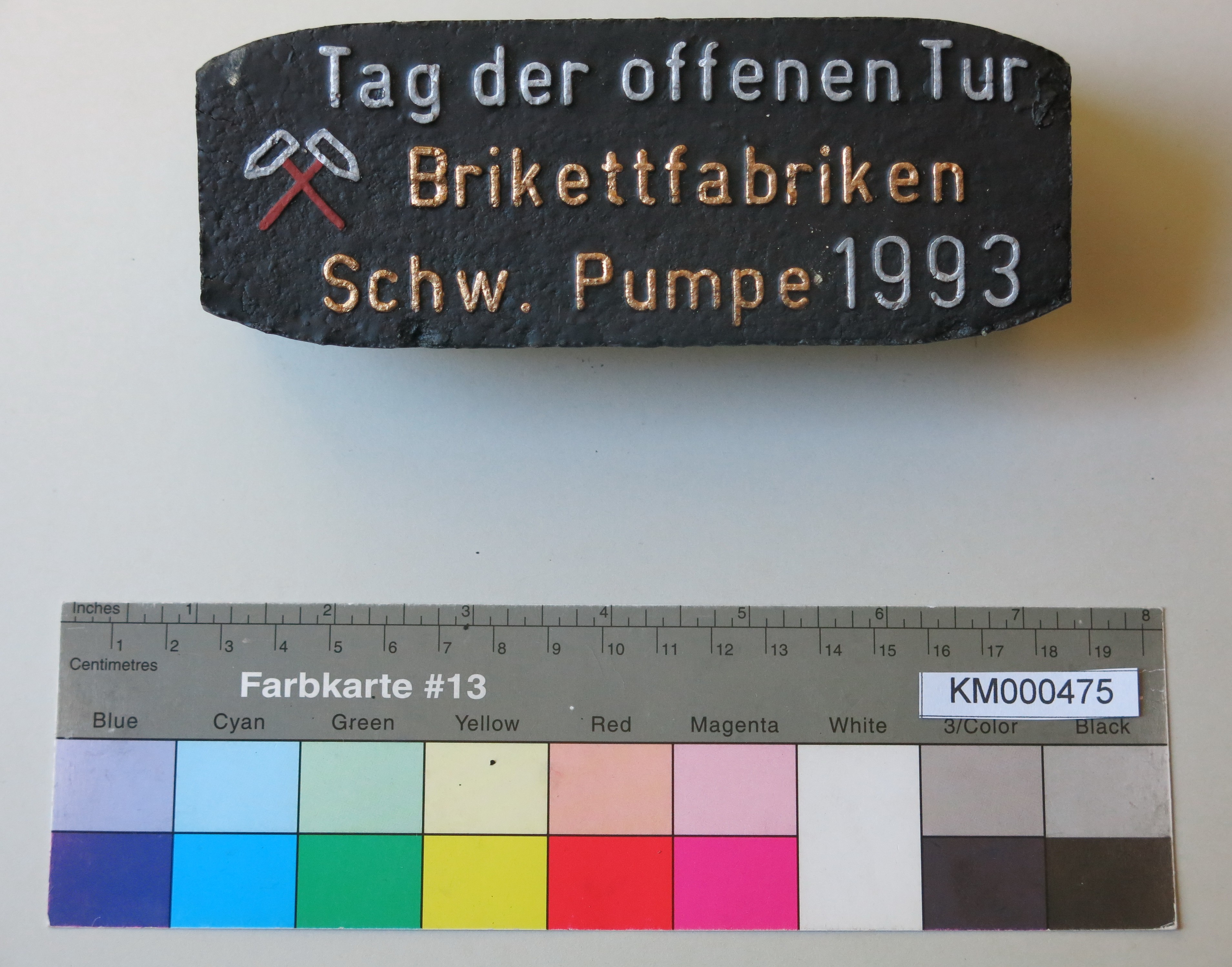 Zierbrikett " Tag der offenen Brikettfabriken Schw. Pumpe 1993" (Energiefabrik Knappenrode CC BY-SA)