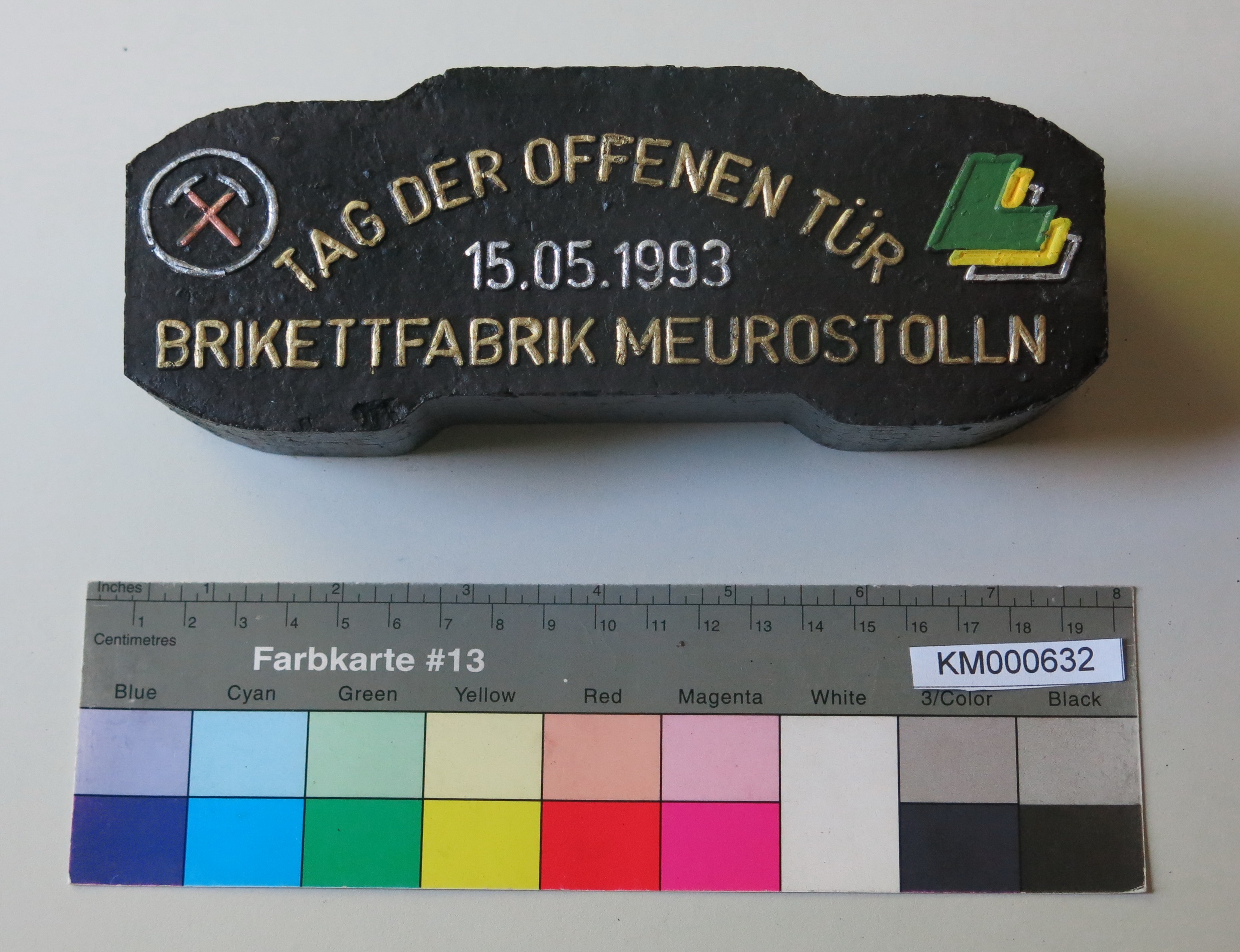 Zierbrikett "TAG DER OFFENEN TÜR 15.05.1993 BRIKETTFABRIK MEUROSTOLLN" (Energiefabrik Knappenrode CC BY-SA)
