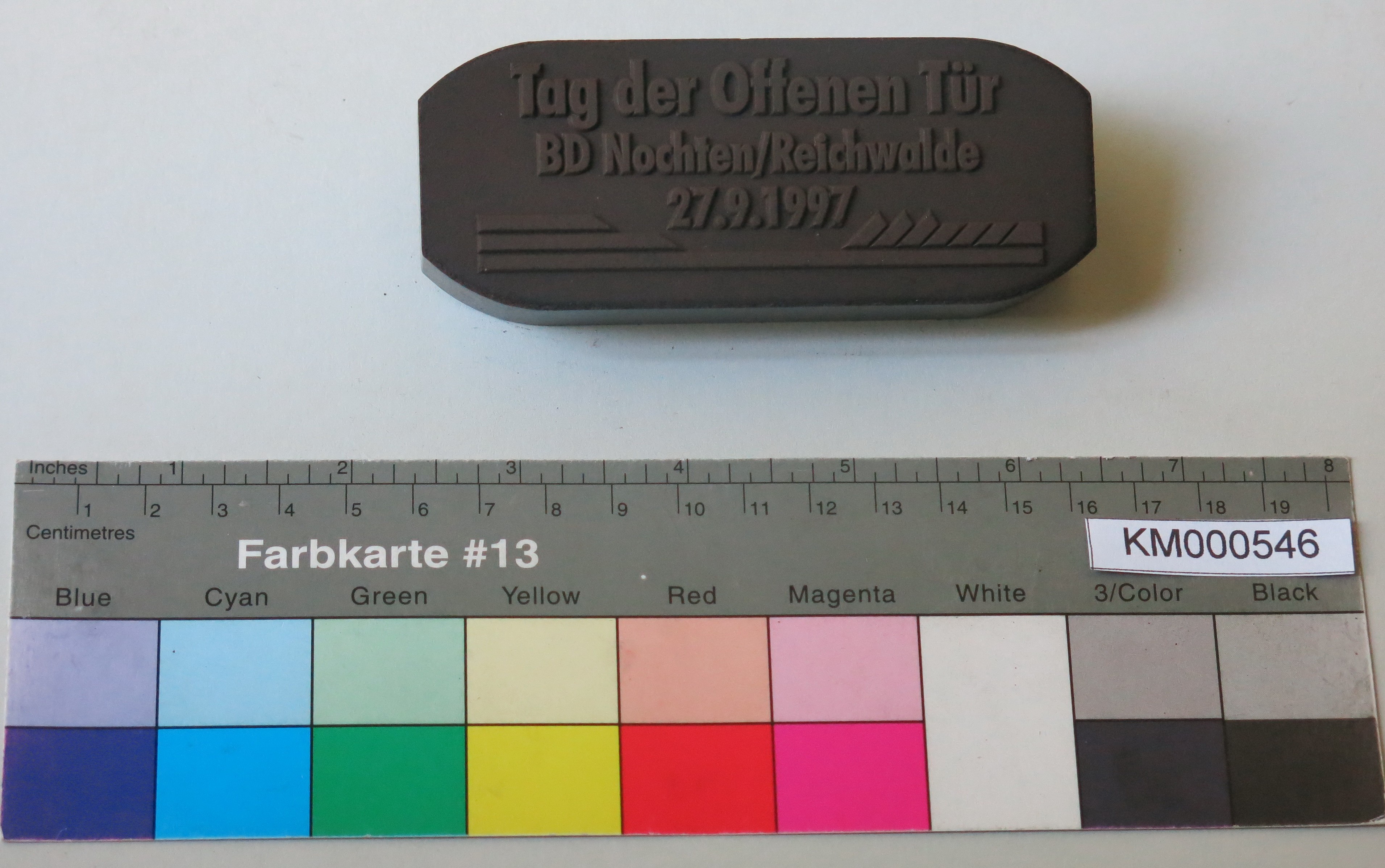 Zierbrikett "Tag der Offenen Tür BD Nochten/Reichwalde 27.9.1997" (Energiefabrik Knappenrode CC BY-SA)