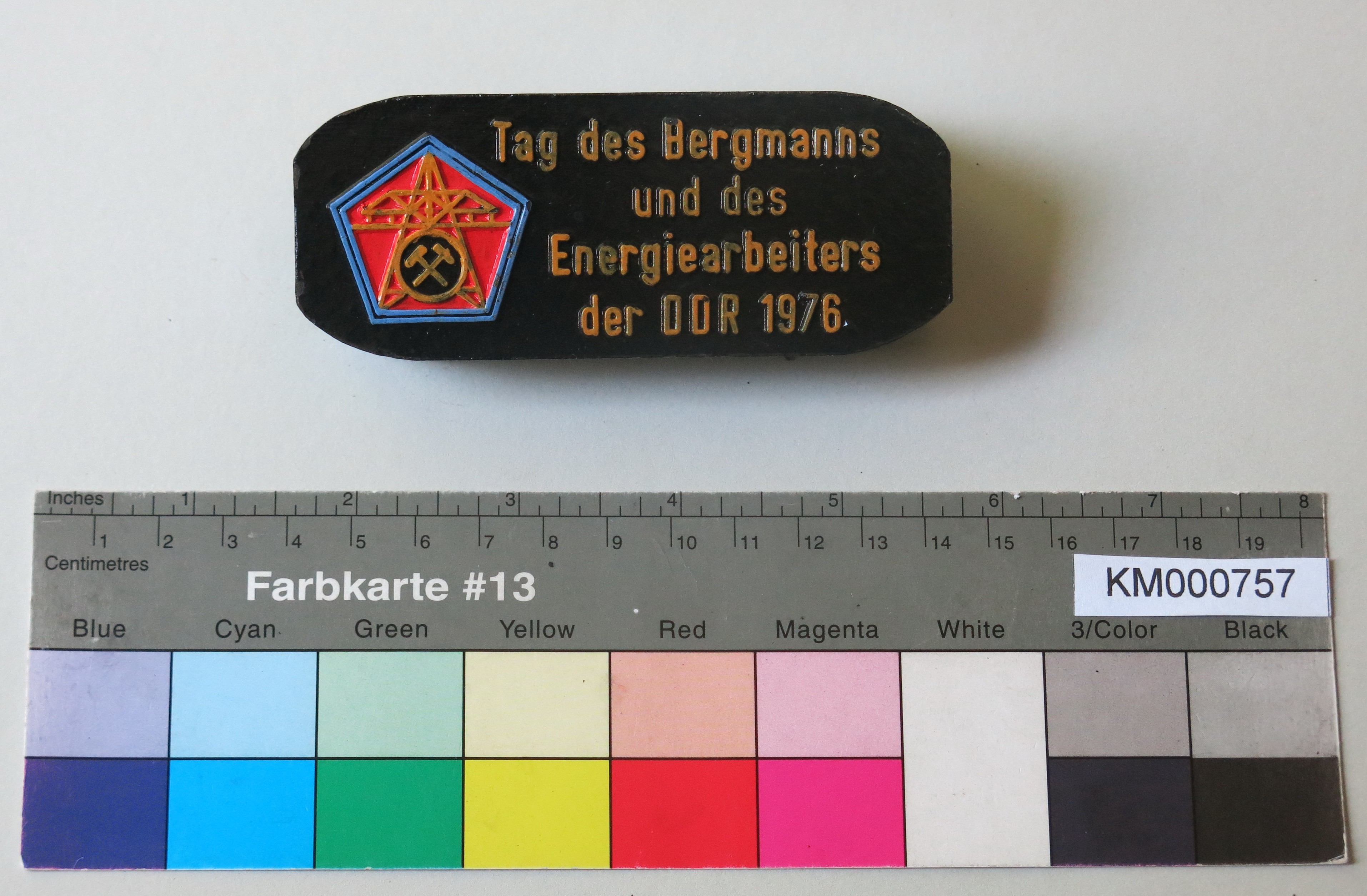 Zierbrikett "Tag des Bergmanns und des Energiearbeiters der DDR" (Energiefabrik Knappenrode CC BY-SA)