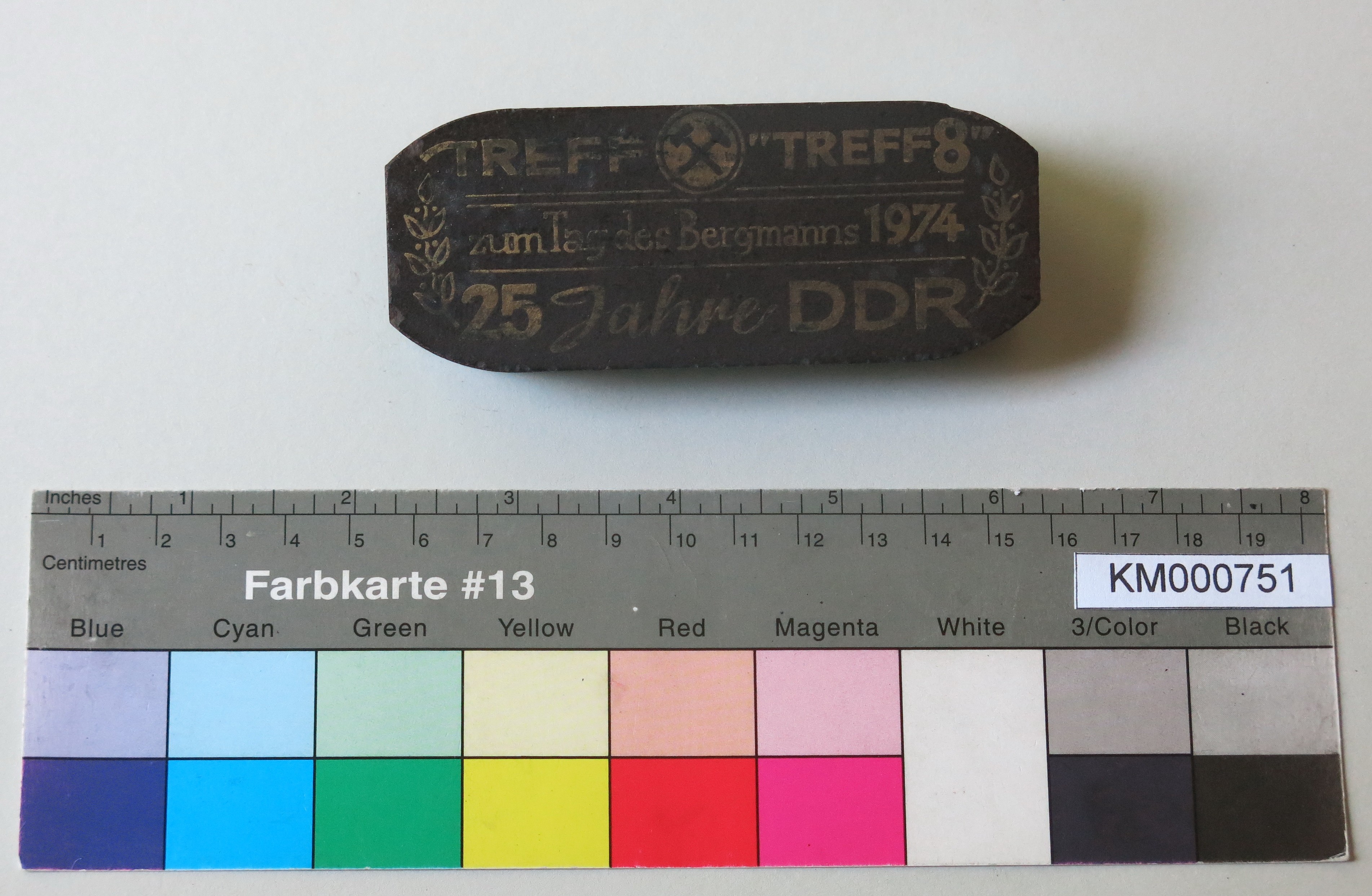 Zierbrikett "TREFF 'TREFF 8' zum Tag des Bergmanns 1974 25 Jahre DDR" (Energiefabrik Knappenrode CC BY-SA)