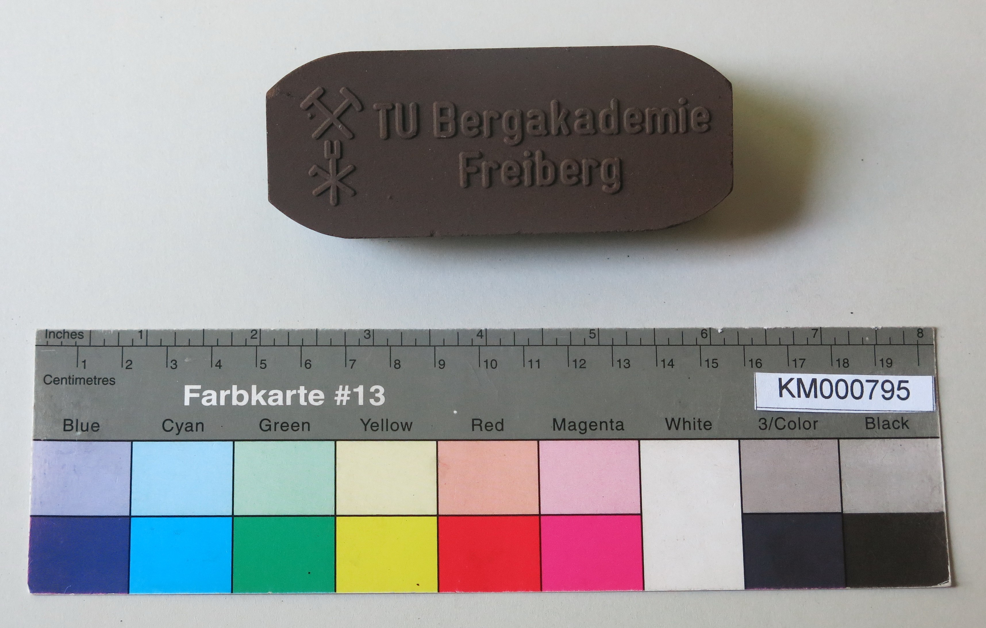 Zierbrikett "TU Bergakademie Freiberg" (Energiefabrik Knappenrode CC BY-SA)