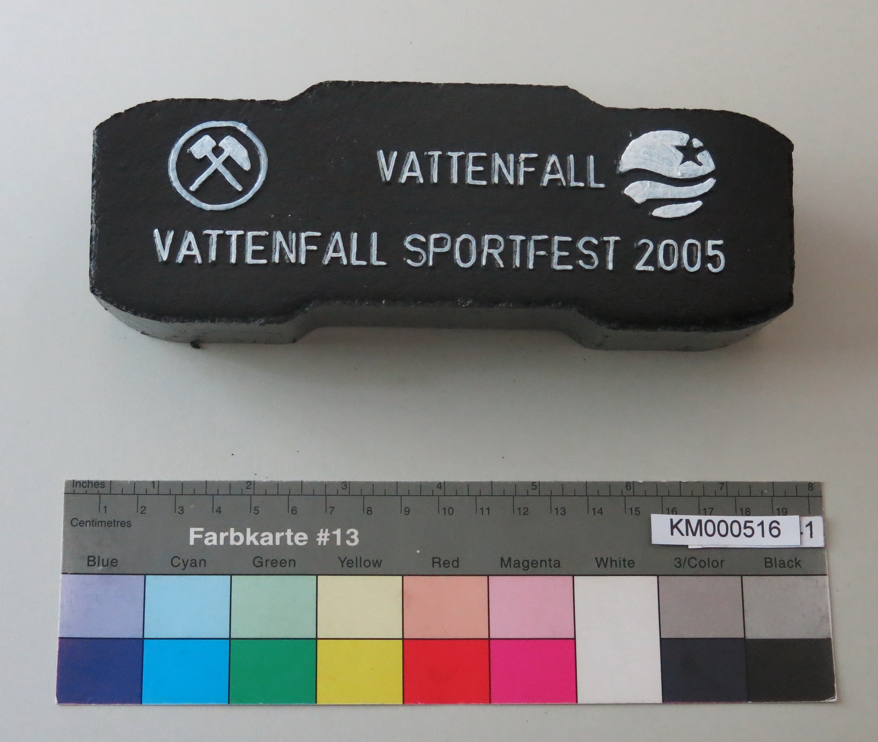 Zierbrikett "VATTENFALL VATTENFALL SPORTFEST 2005" (Energiefabrik Knappenrode CC BY-SA)