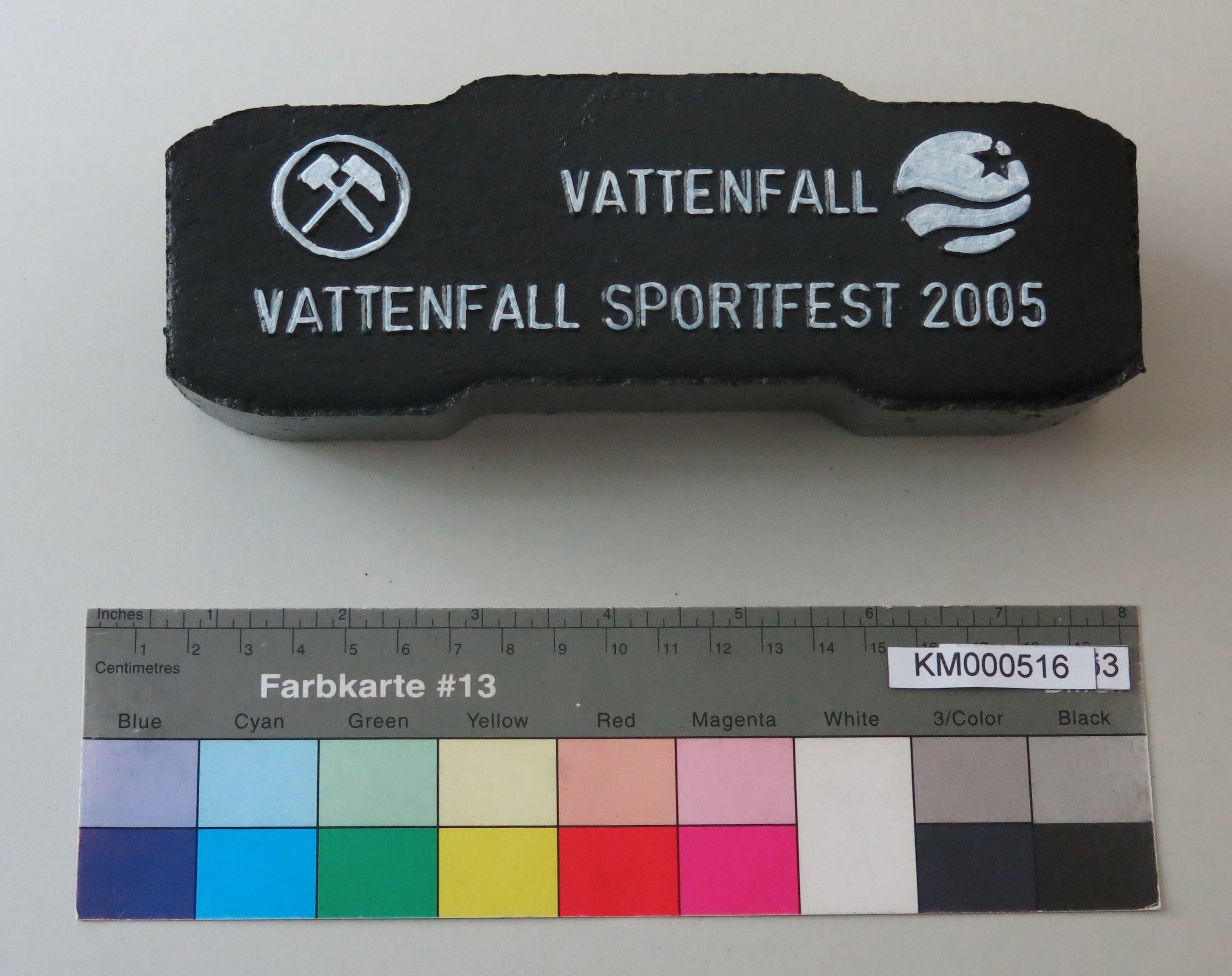 Zierbrikett "VATTENFALL VATTENFALL SPORTFEST 2005" (Energiefabrik Knappenrode CC BY-SA)