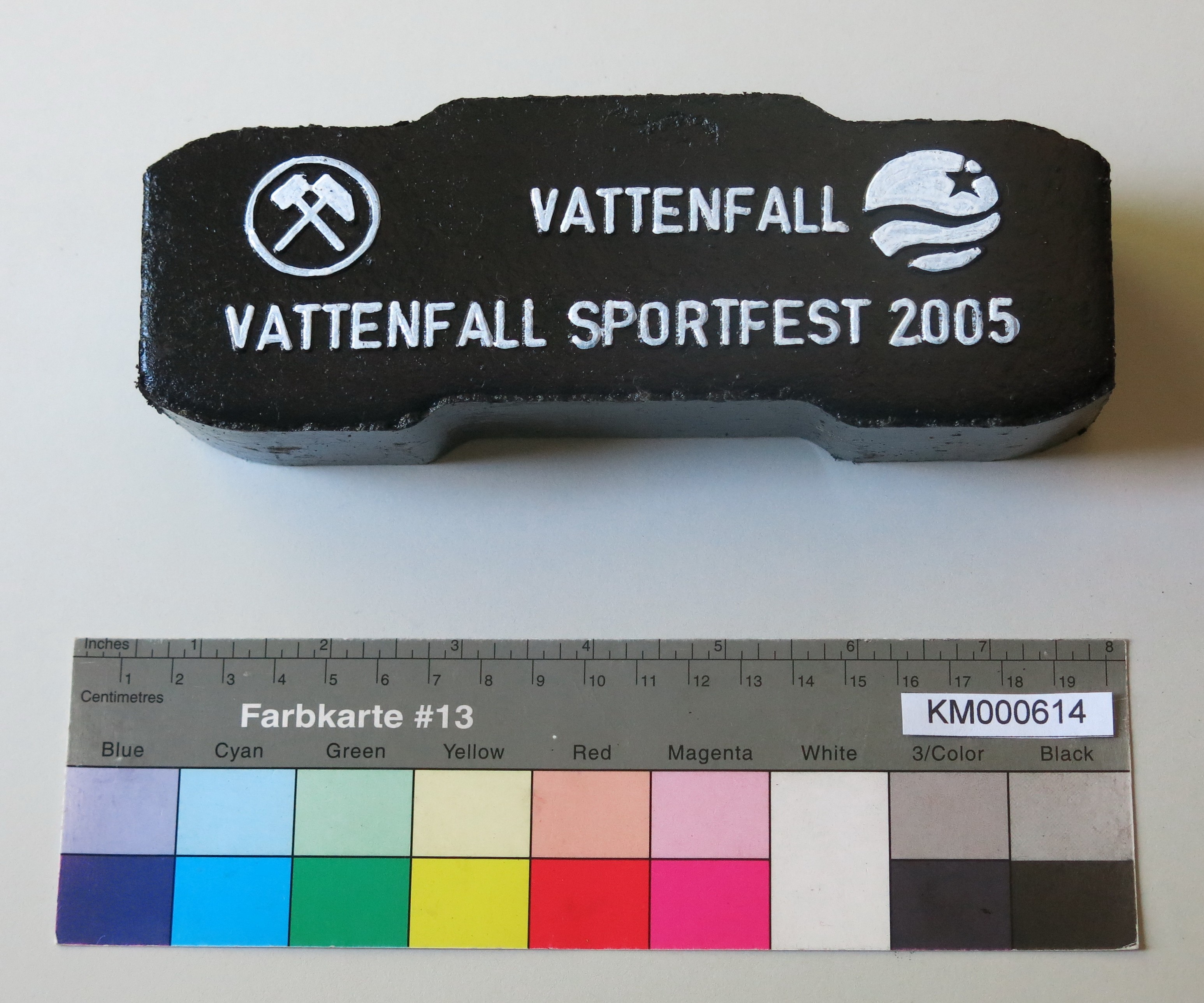 Zierbrikett "VATTENFALL VATTENFALL SPORTFEST 2005" (Energiefabrik Knappenrode CC BY-SA)