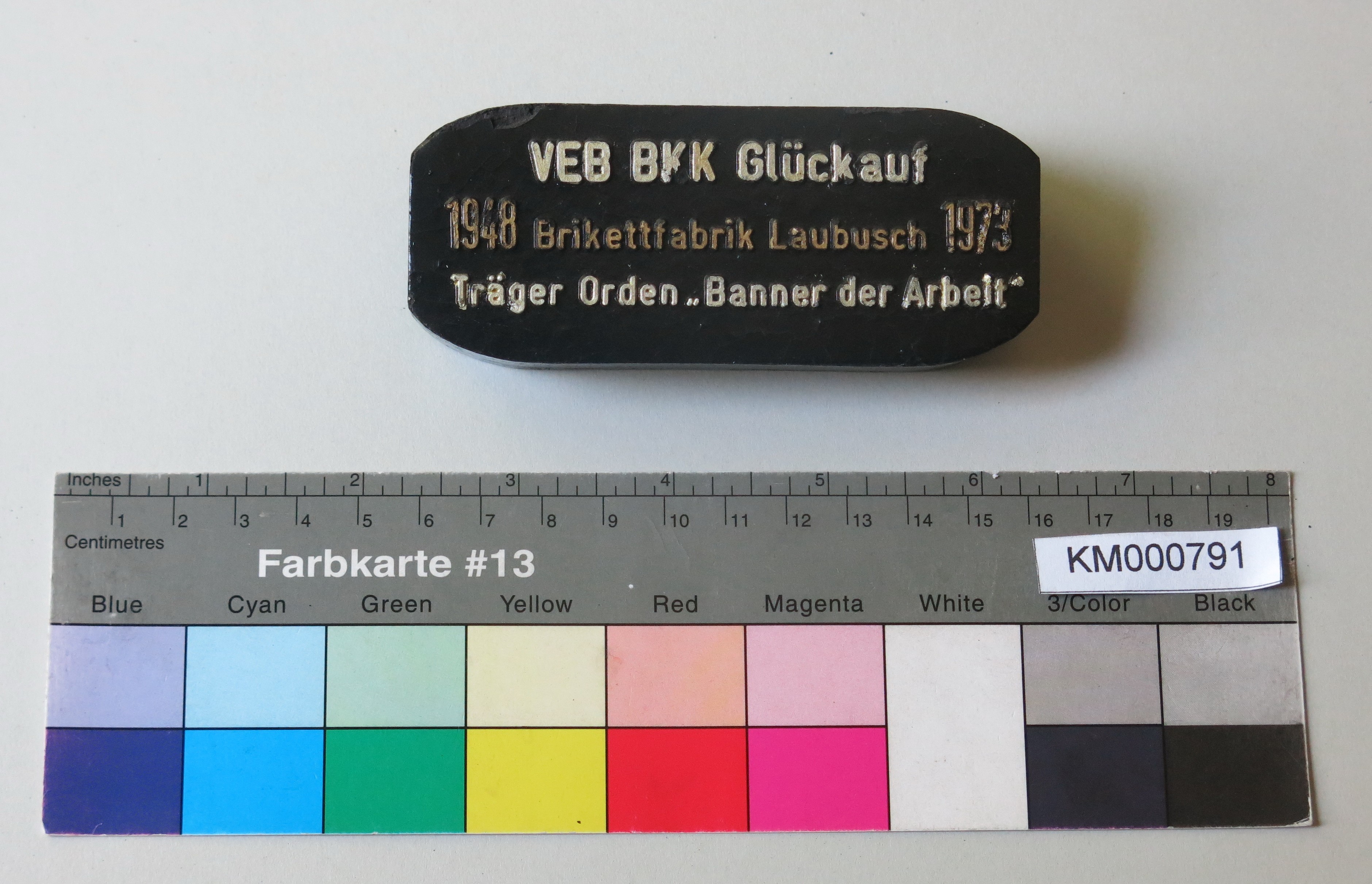 Zierbrikett "VEB BKK Glückauf 1948 Brikettfabrik Laubusch 1973 Träger Orden 'Banner der Arbeit' " (Energiefabrik Knappenrode CC BY-SA)