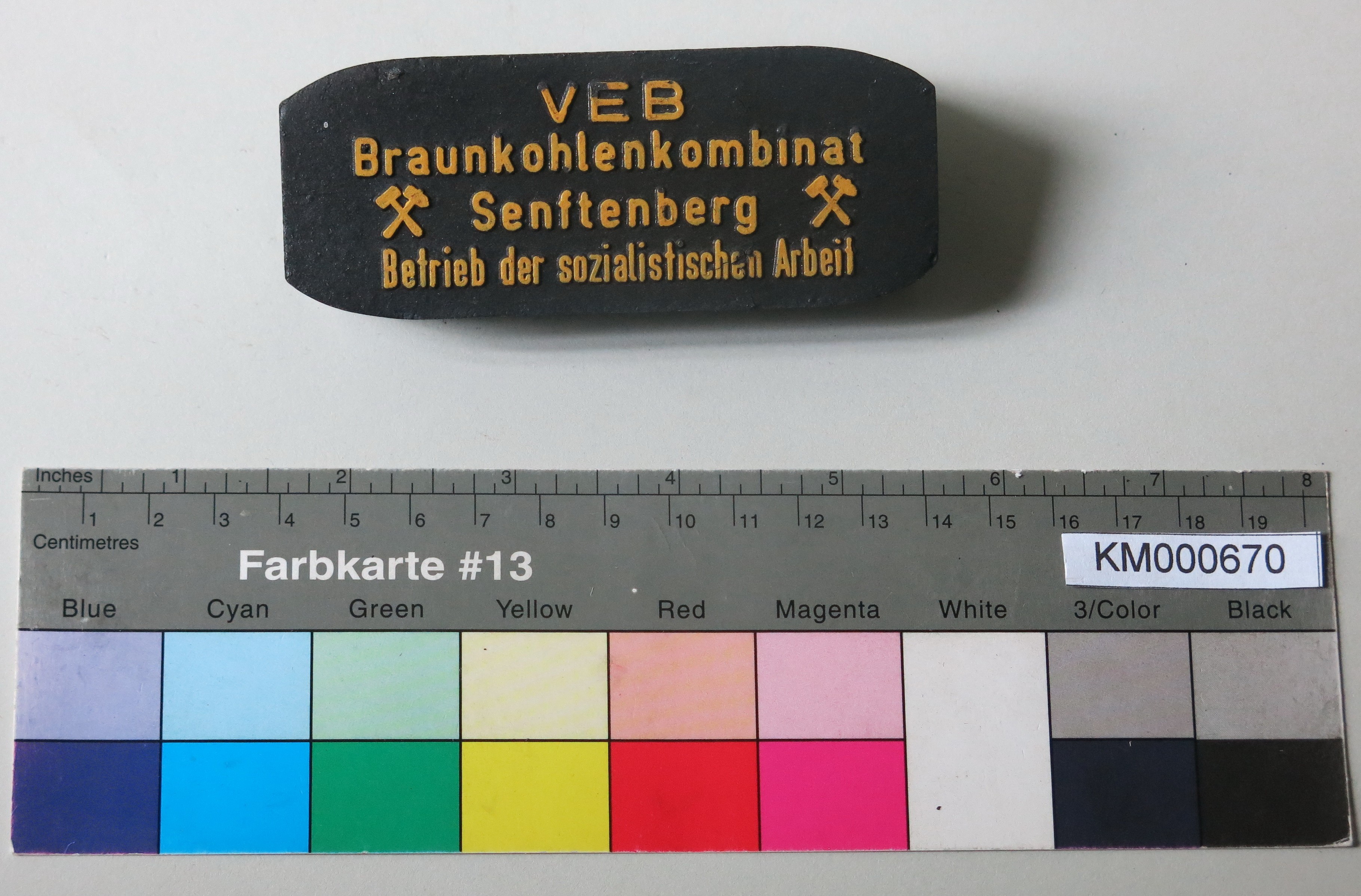 Zierbrikett "VEB Braunkohlenkombinat Senftenberg Betrieb der sozialistischen Arbeit " (Energiefabrik Knappenrode CC BY-SA)