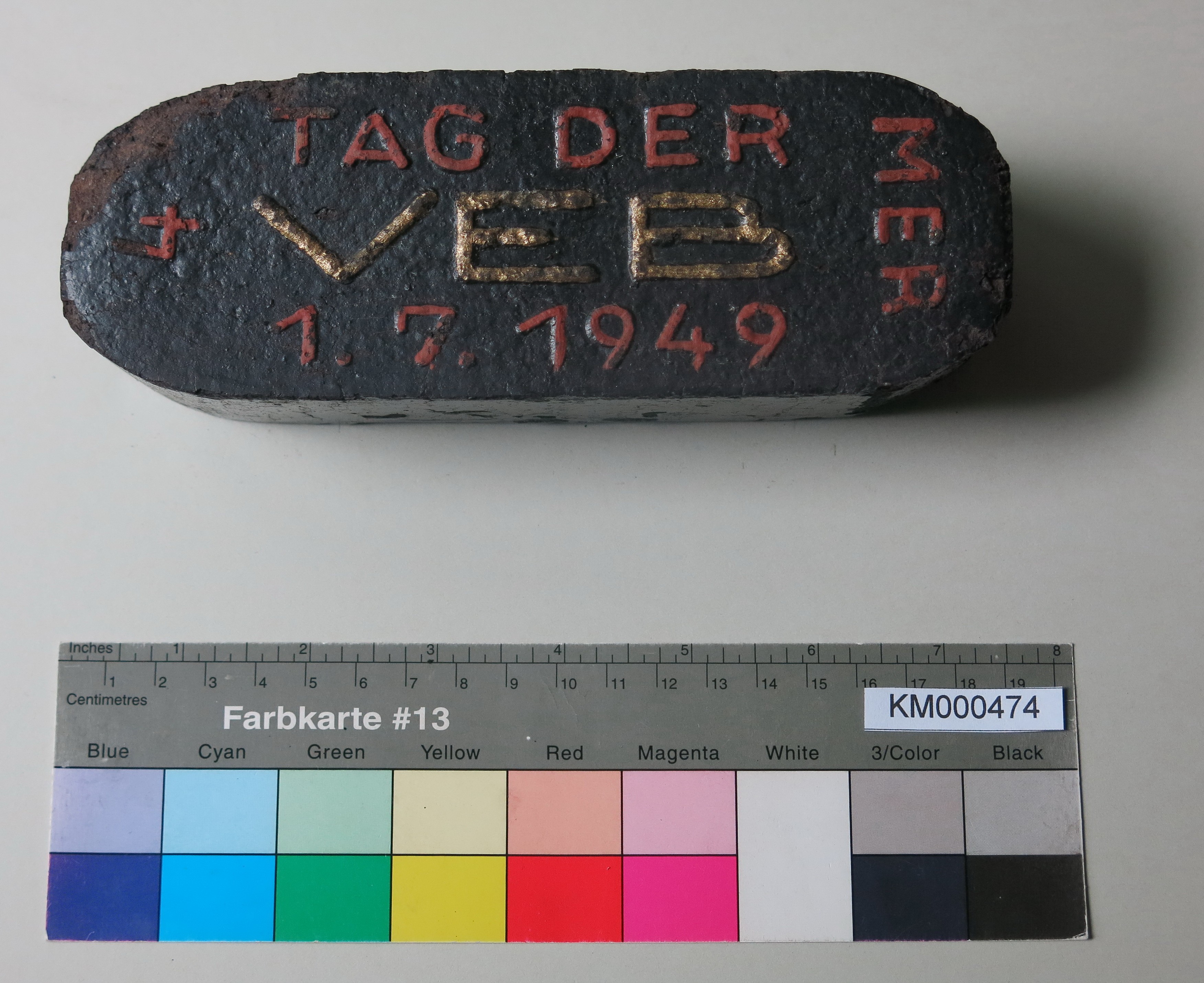 Zierbrikett "VEB 4 TAG DER MER 1.7.1949 " (Energiefabrik Knappenrode CC BY-SA)