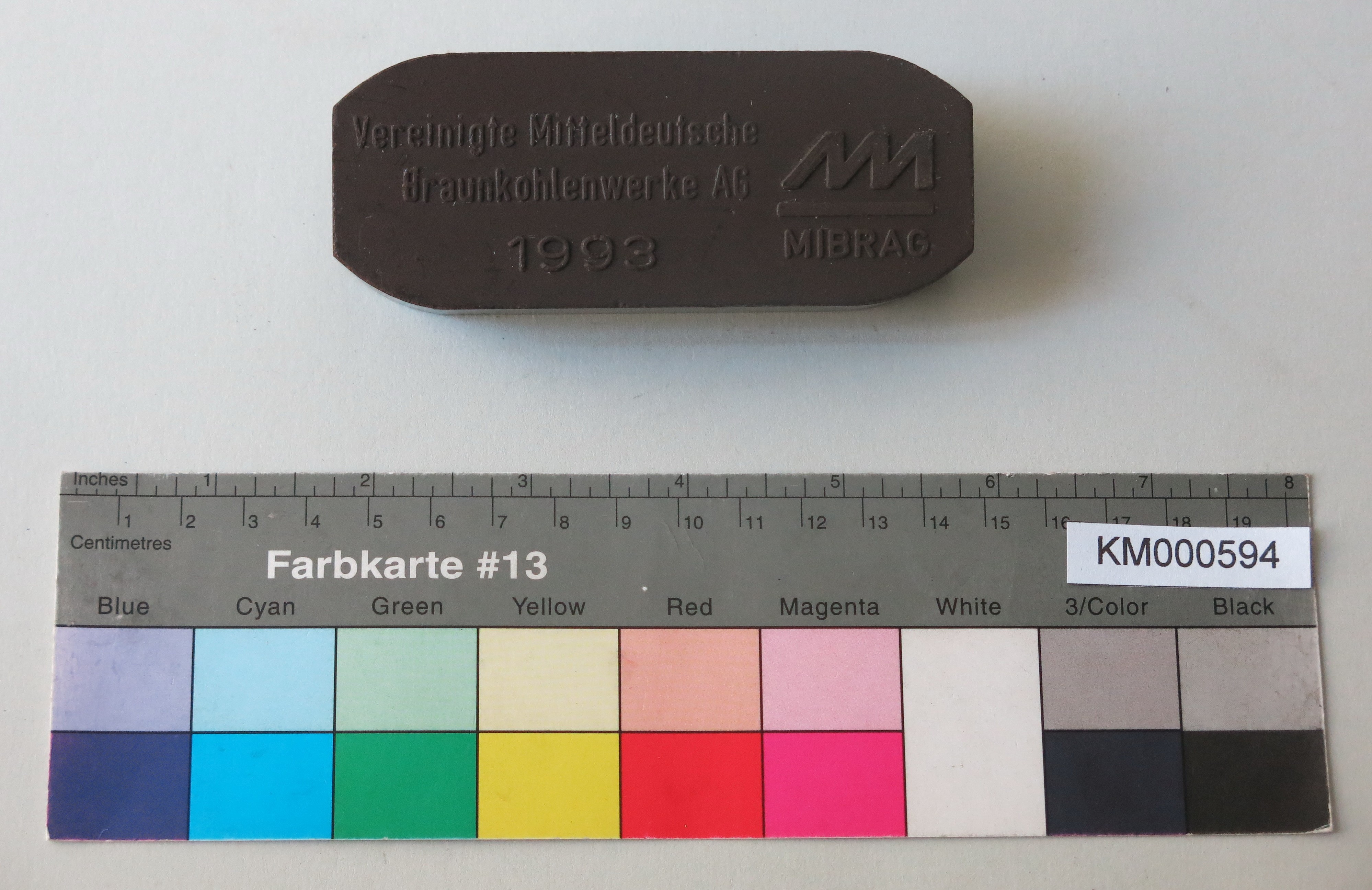 Zierbrikett "Vereinigte Mitteldeutsche Braunkohlenwerke AG 1993" (Energiefabrik Knappenrode CC BY-SA)