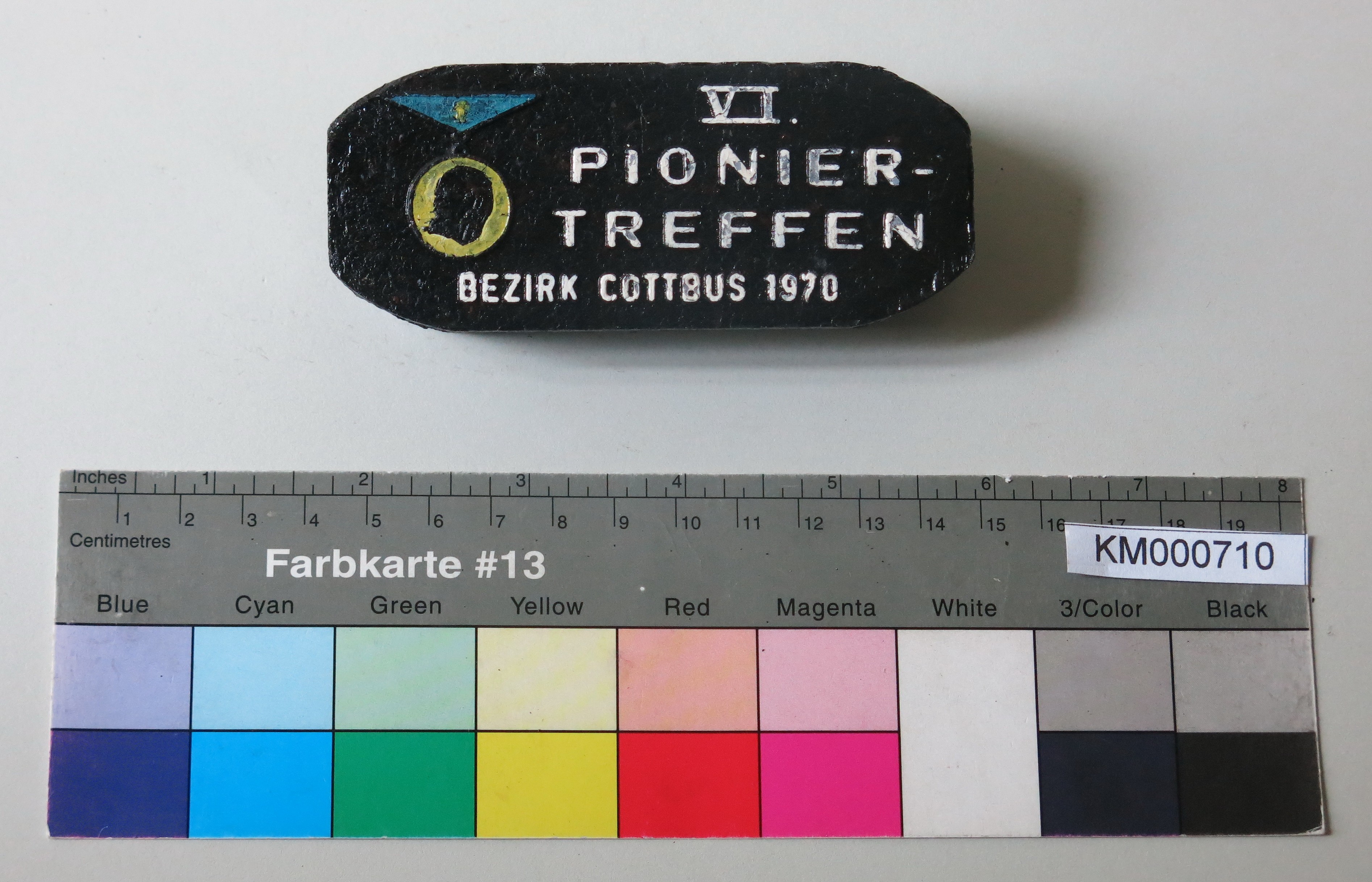 Zierbrikett "VI. PIONIERTREFFEN BEZIRK COTTBUS 19170" (Energiefabrik Knappenrode CC BY-SA)