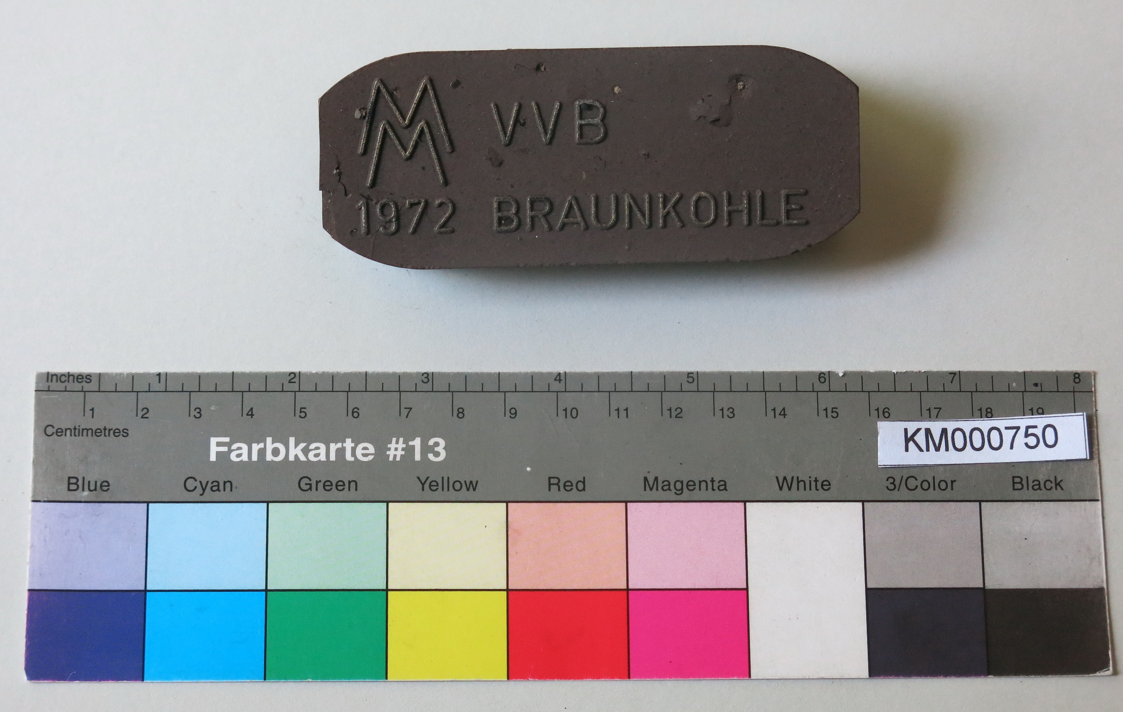 Zierbrikett "VVB BRAUNKOHLE 1972" (Energiefabrik Knappenrode CC BY-SA)