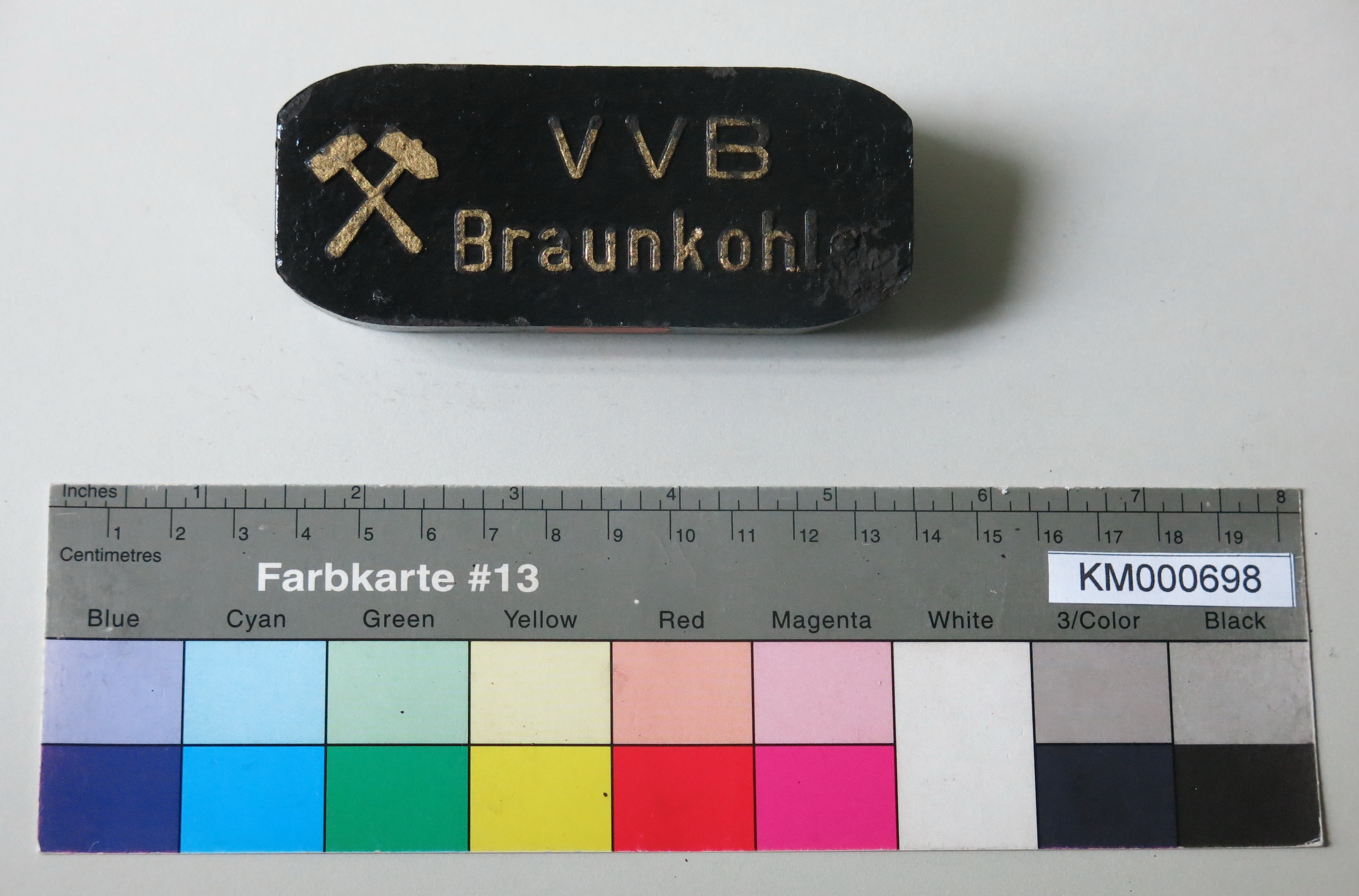 Zierbrikett "VVB Braunkohle" (Energiefabrik Knappenrode CC BY-SA)