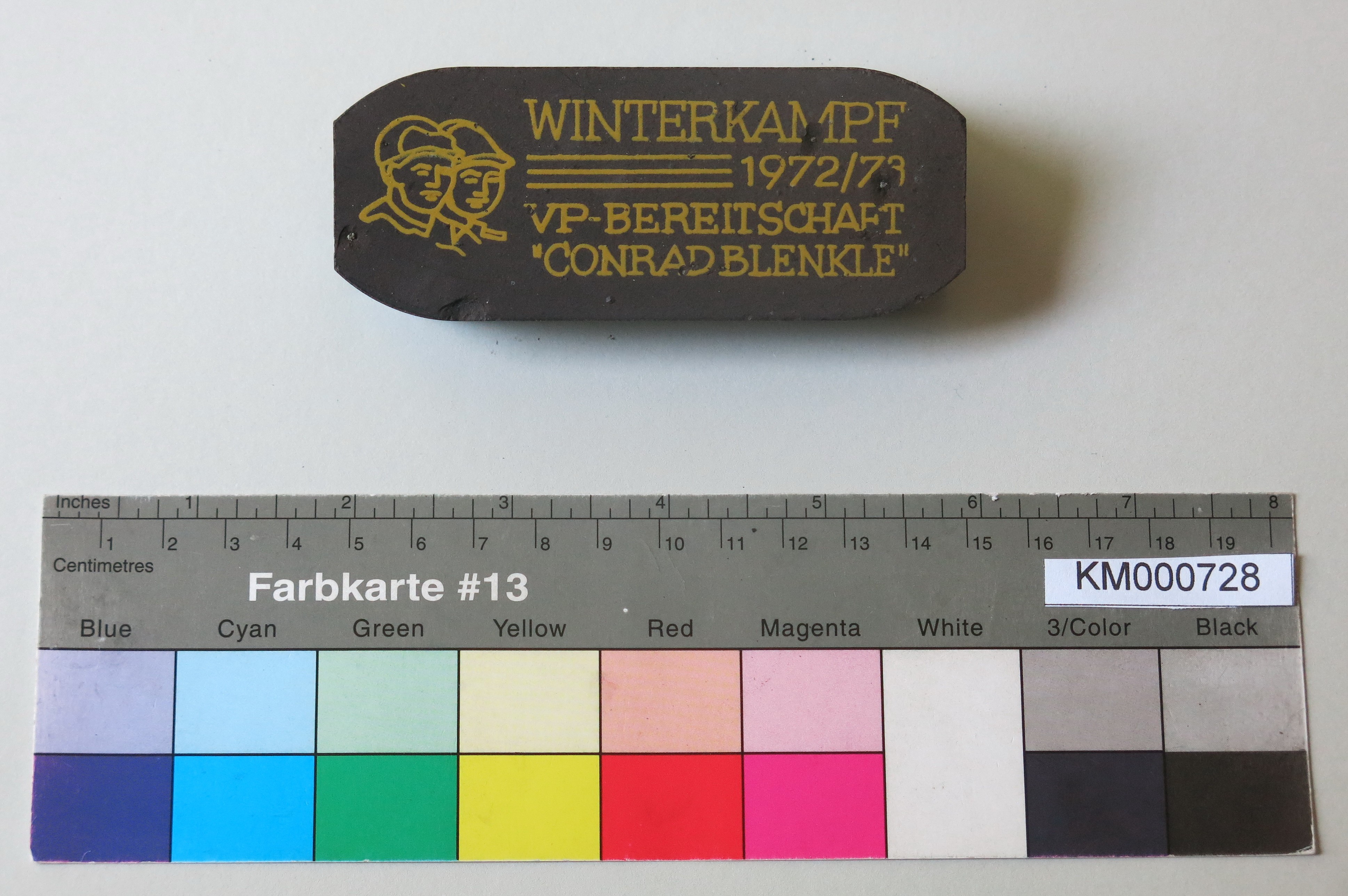 Zierbrikett "WINTERKAMPF 1972/73 VP-BEREITSCHAFT 'CONRAD BLENKLE' " (Energiefabrik Knappenrode CC BY-SA)