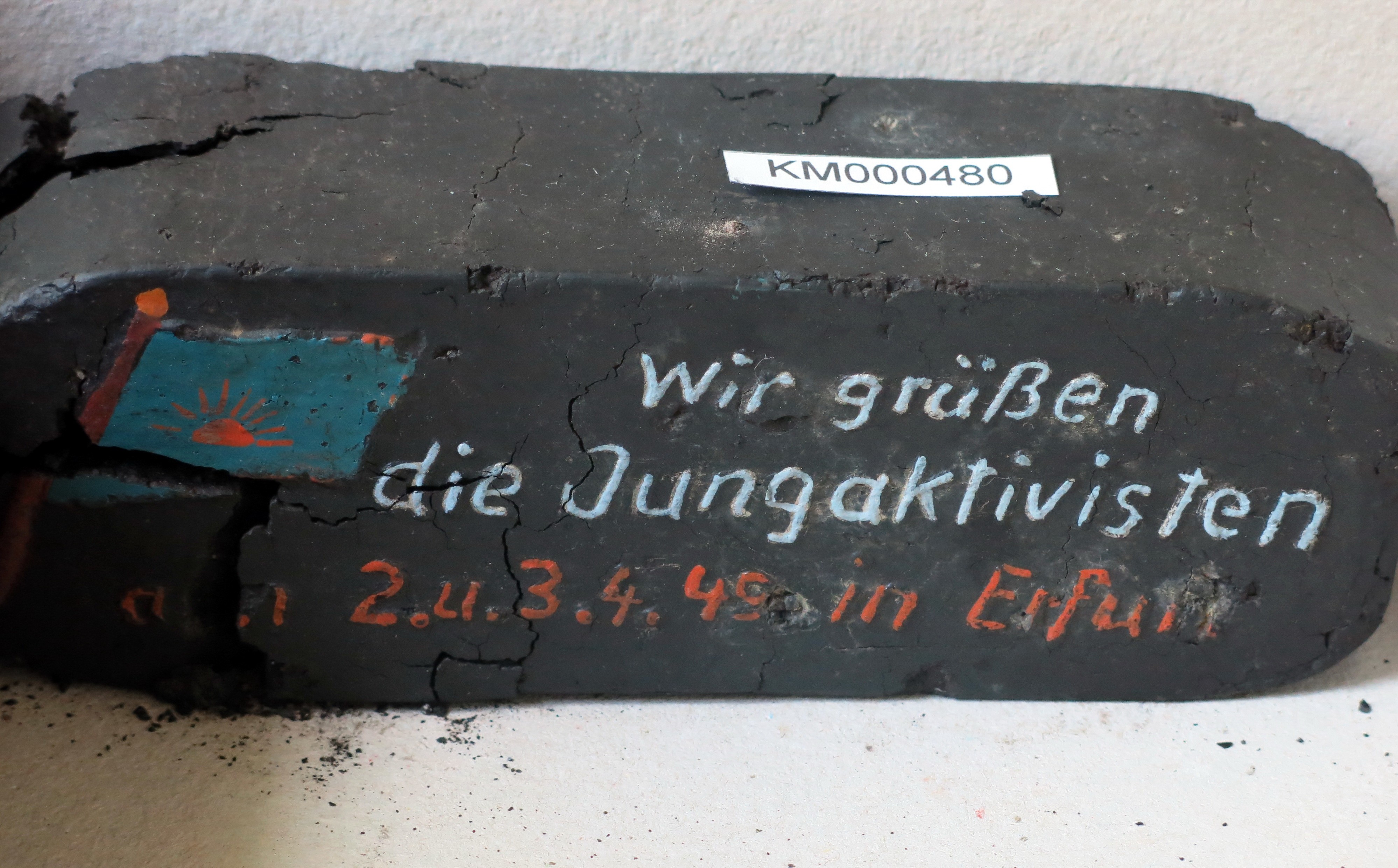 Zierbrikett "Wir grüßen die Jungaktivisten 2. u. 3.4.49 in Erfurt" (Energiefabrik Knappenrode CC BY-SA)