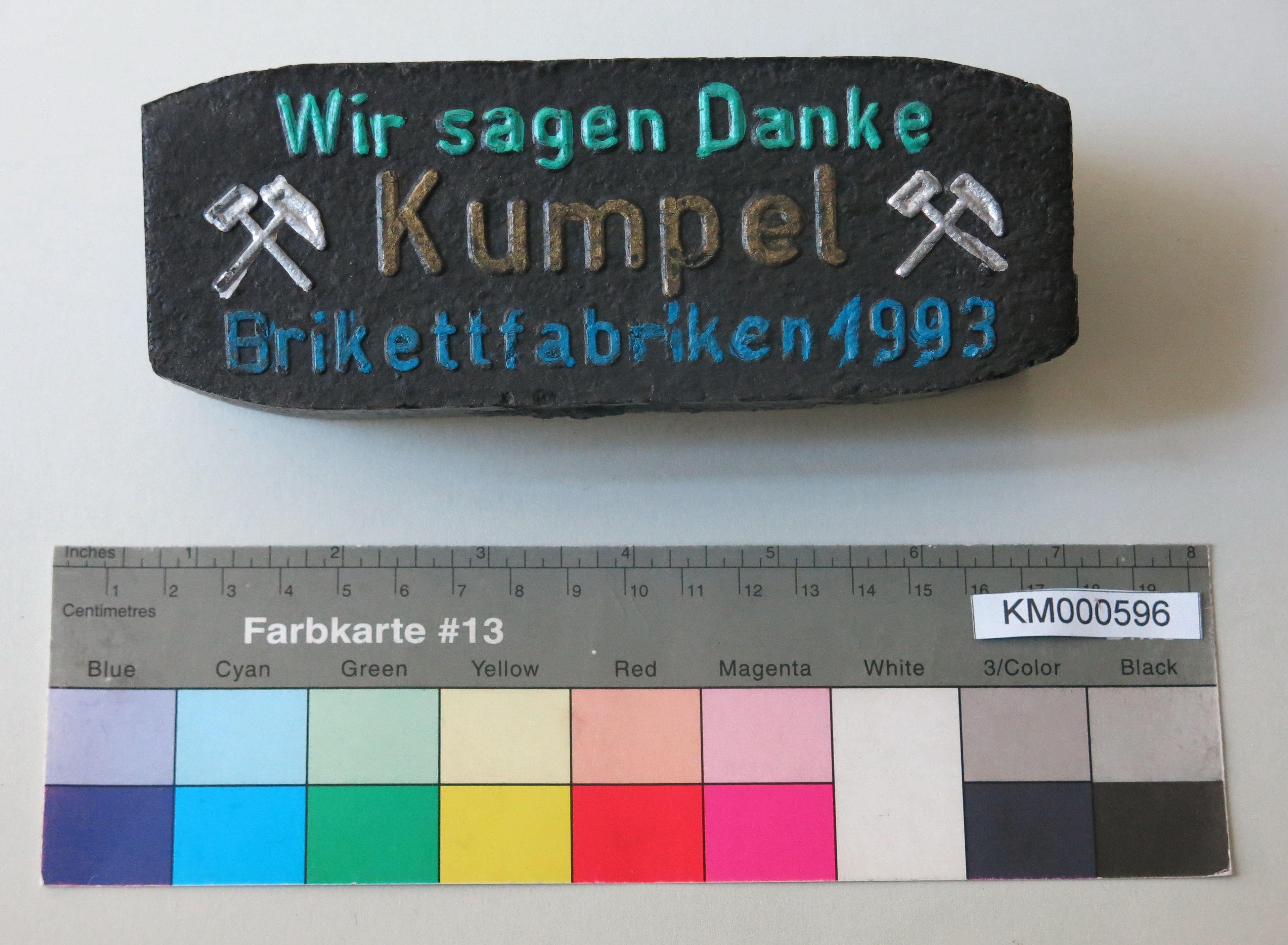 Zierbrikett "Wir sagen Danke Kumpel Brikettfabriken 1993" (Energiefabrik Knappenrode CC BY-SA)
