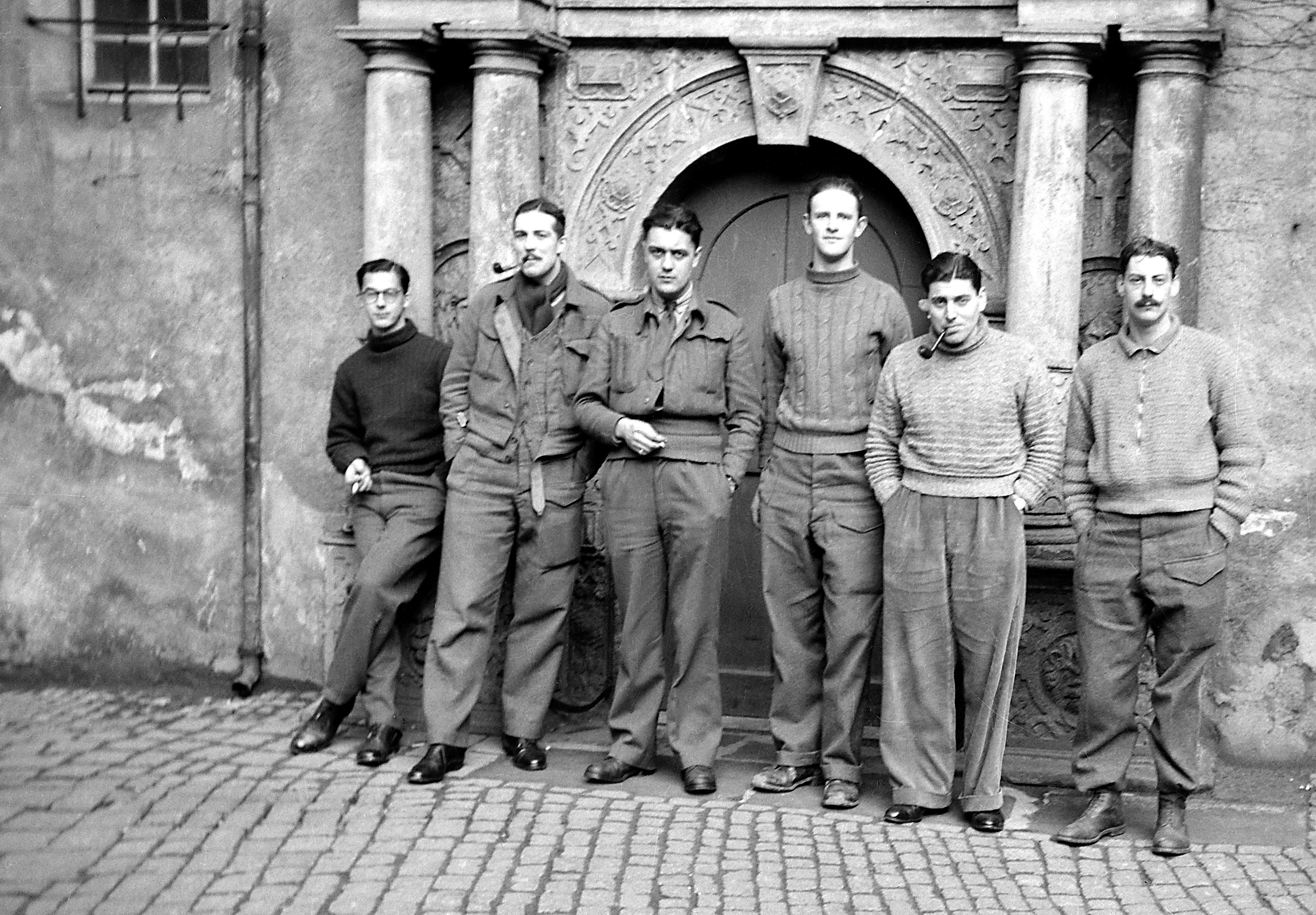 Britische Offiziere vor dem Portal der Colditzer Schlosskapelle. (SBG gGmbH CC BY-NC-SA)