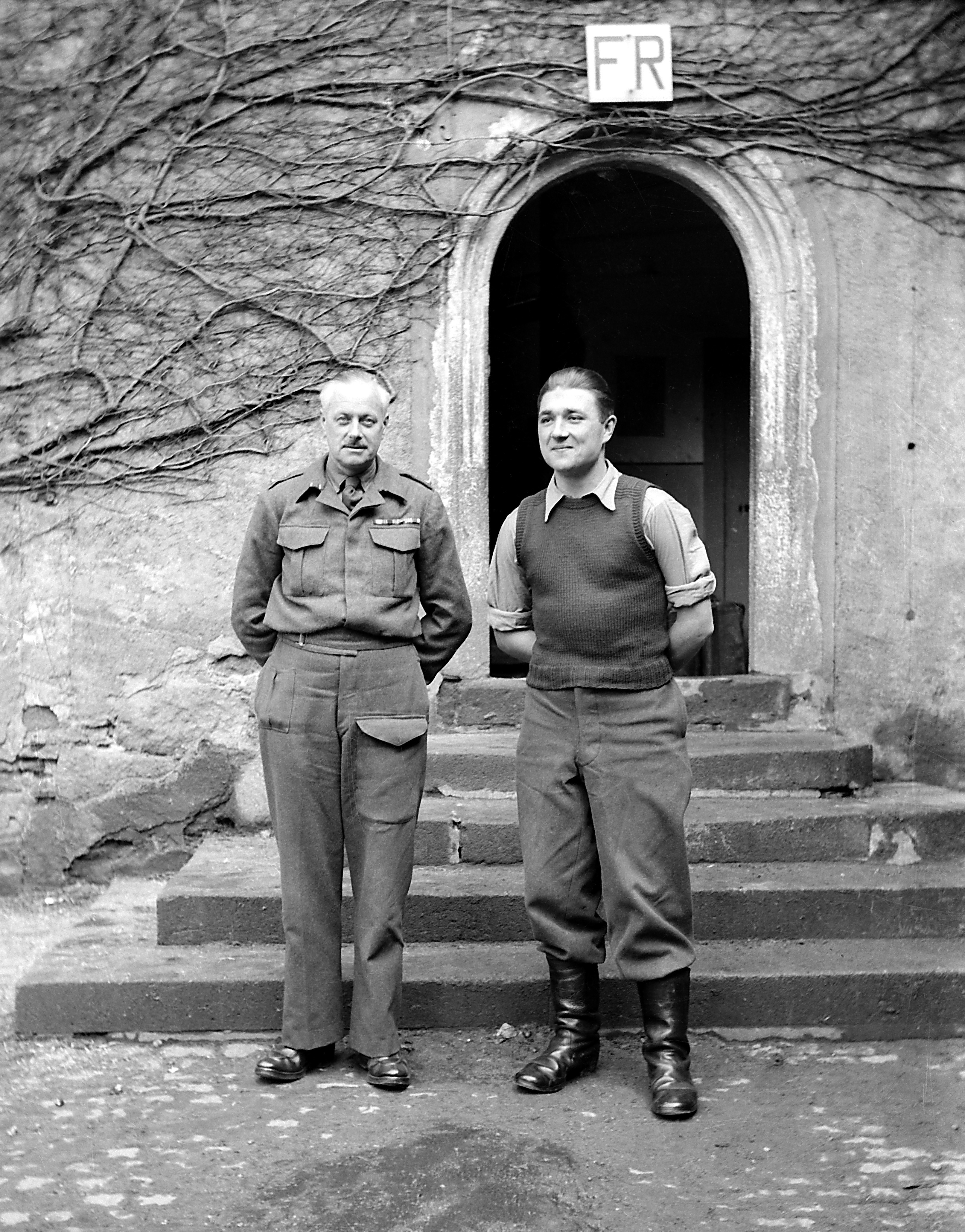 Colonel Stayner und ein zweiter unbekannter Offizier (oder Stayners Ordonnanz?) im Schlosshof (SBG gGmbH CC BY-NC-SA)