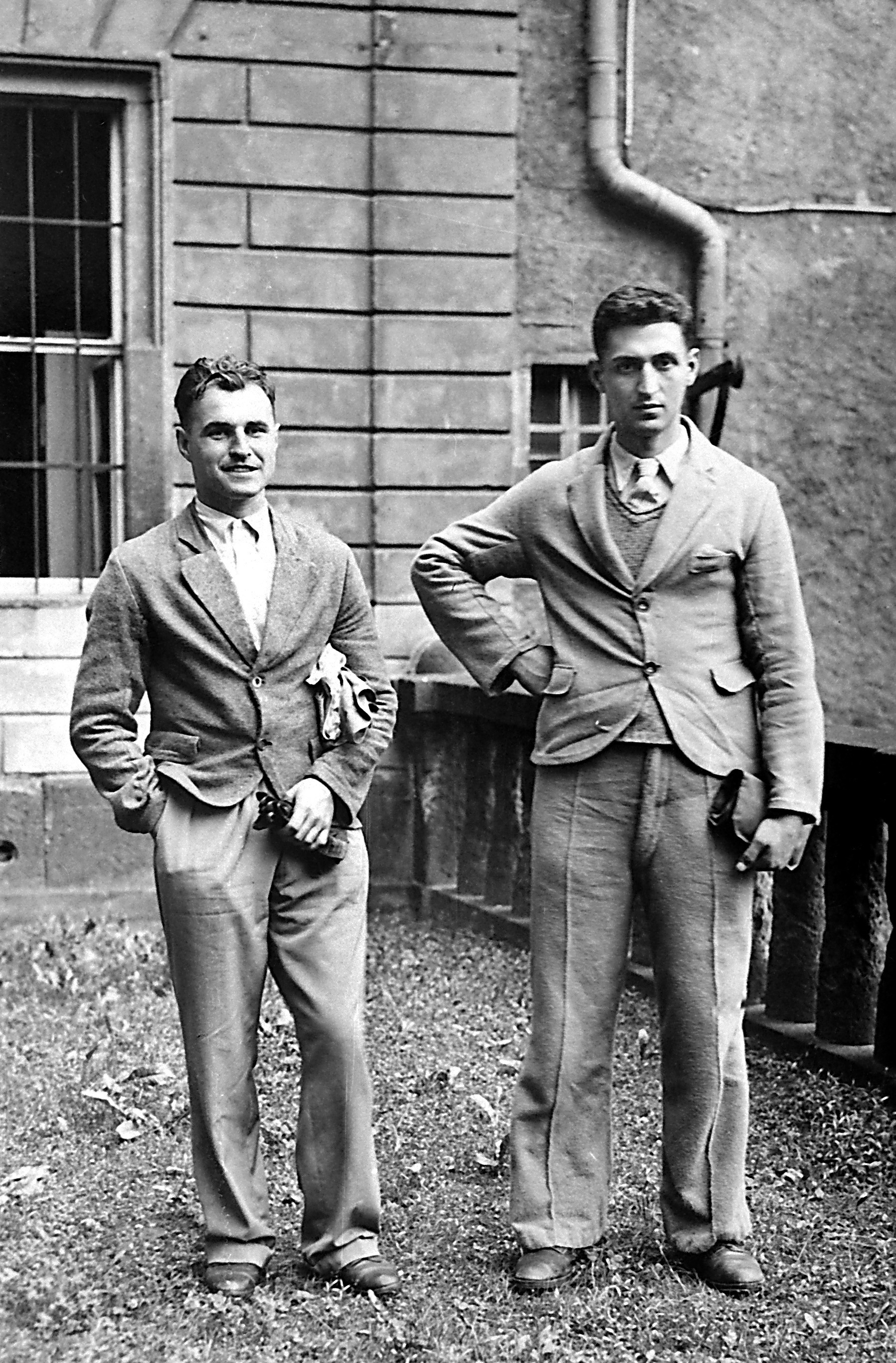 Die französischen Kriegsgefangenen Thibeaud und Perrin in selbstgefertigten Anzügen (SBG gGmbH CC BY-NC-SA)