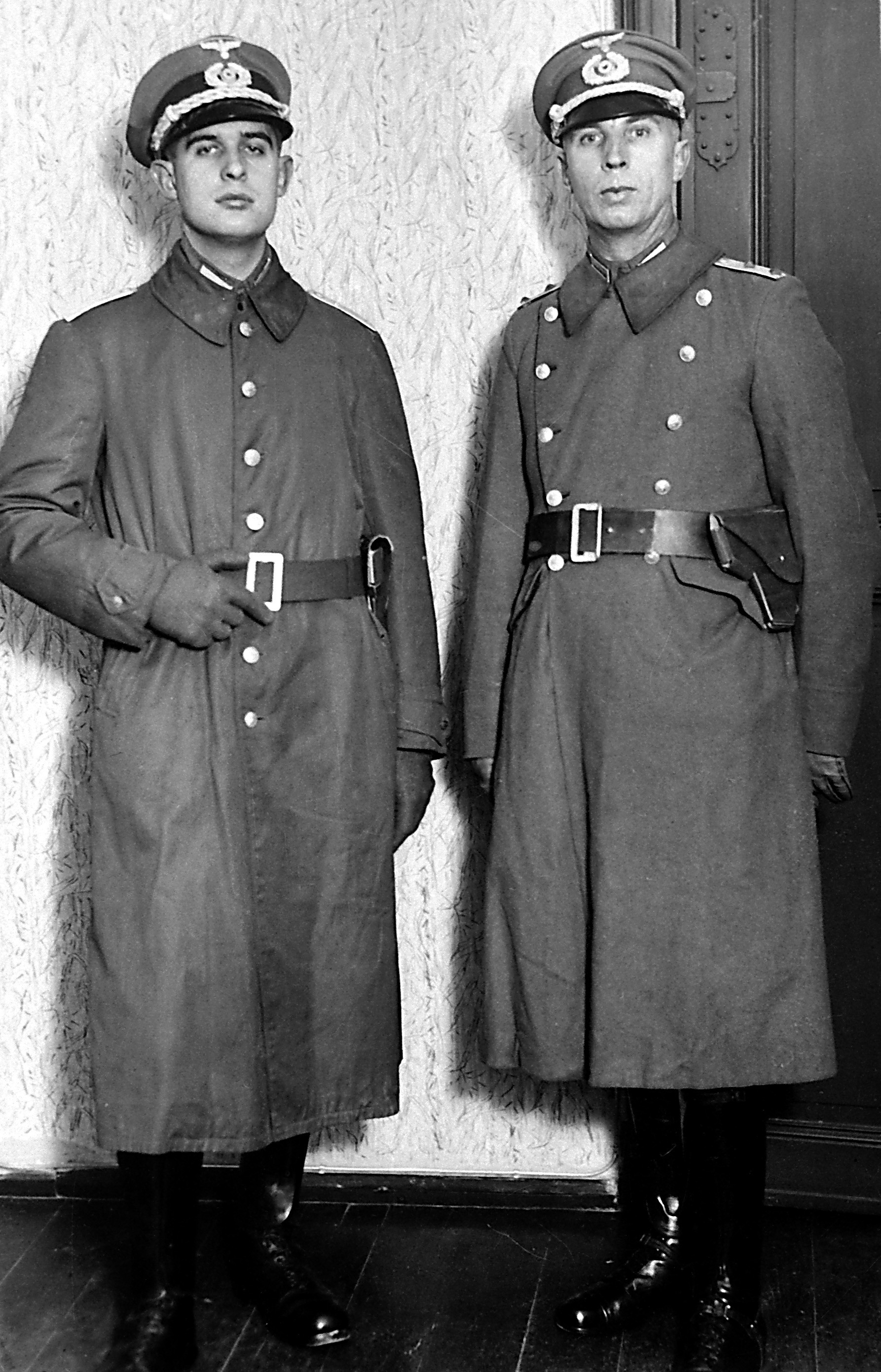 Die holländischen Offiziere Captain E. Steenhouwer und Lt. Baron van Lynden posieren in ihrer Fluchtkleidung (SBG gGmbH CC BY-NC-SA)