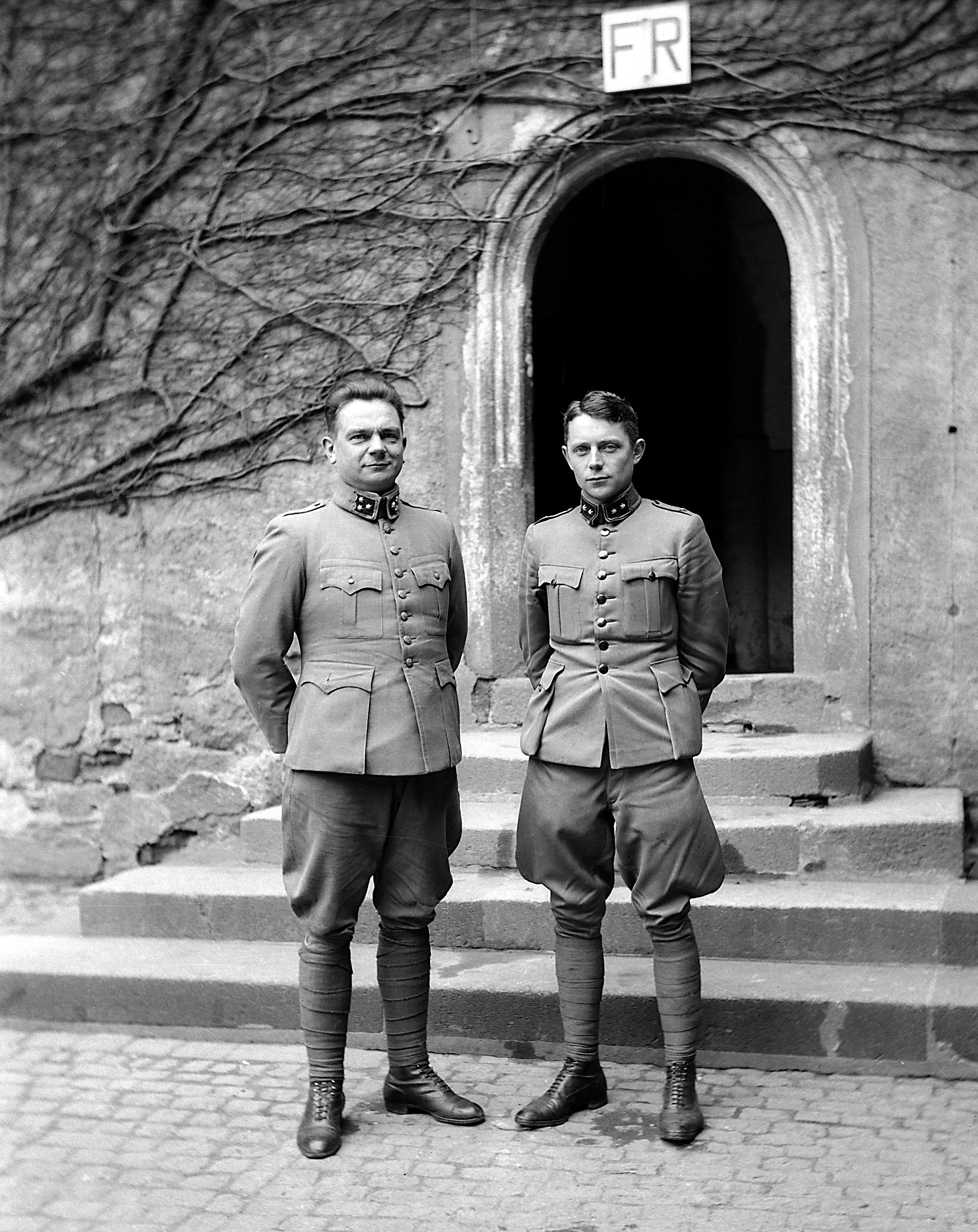 Doppelportrait: Machiel van den Heuvel, den die Briten "Vandy" nannten, und ein unbekannter niederländischer Offizier im Schlosshof (SBG gGmbH CC BY-NC-SA)