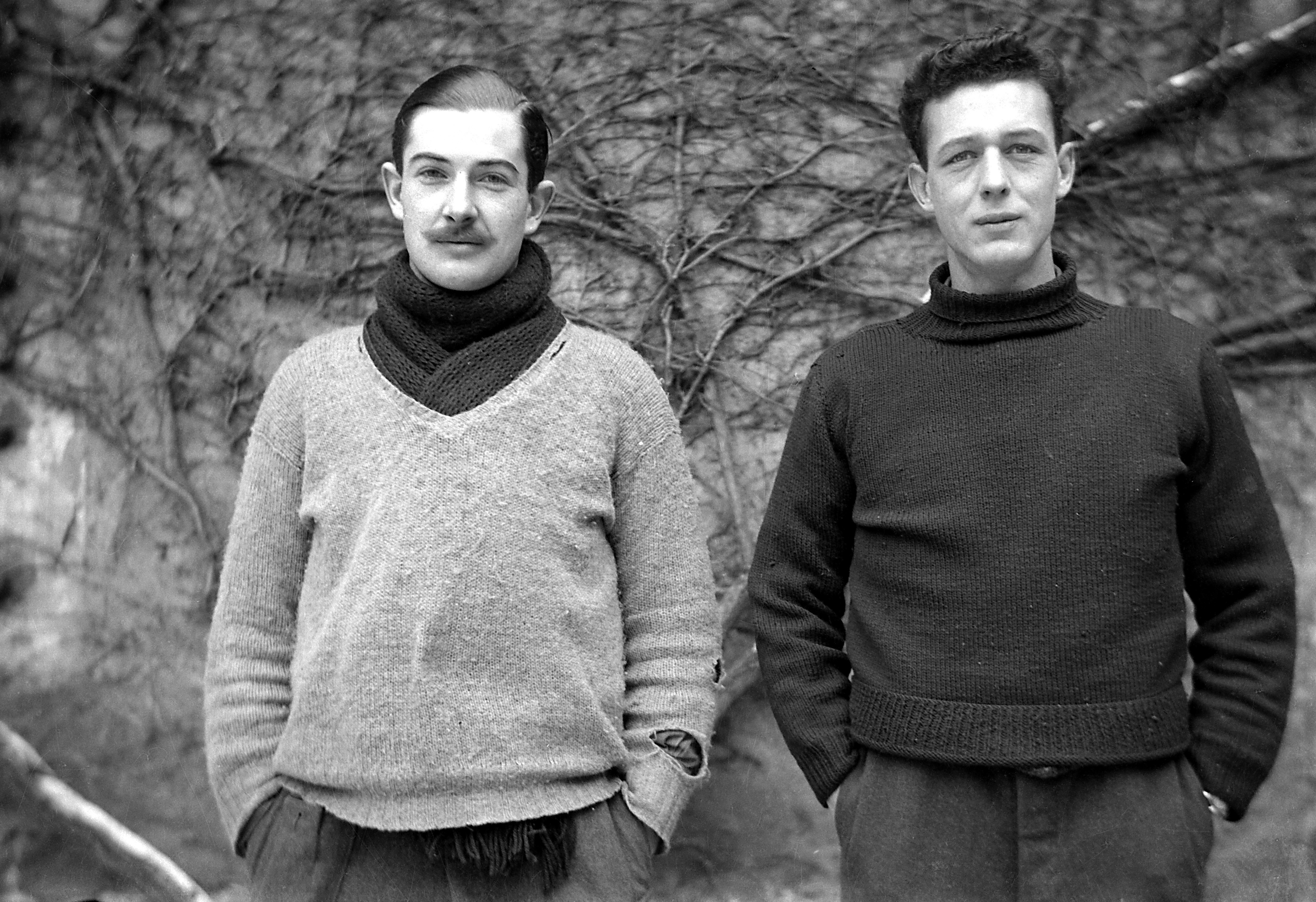 Doppelportrait: zwei britische Kriegsgefangene im Schlosshof (SBG gGmbH CC BY-NC-SA)