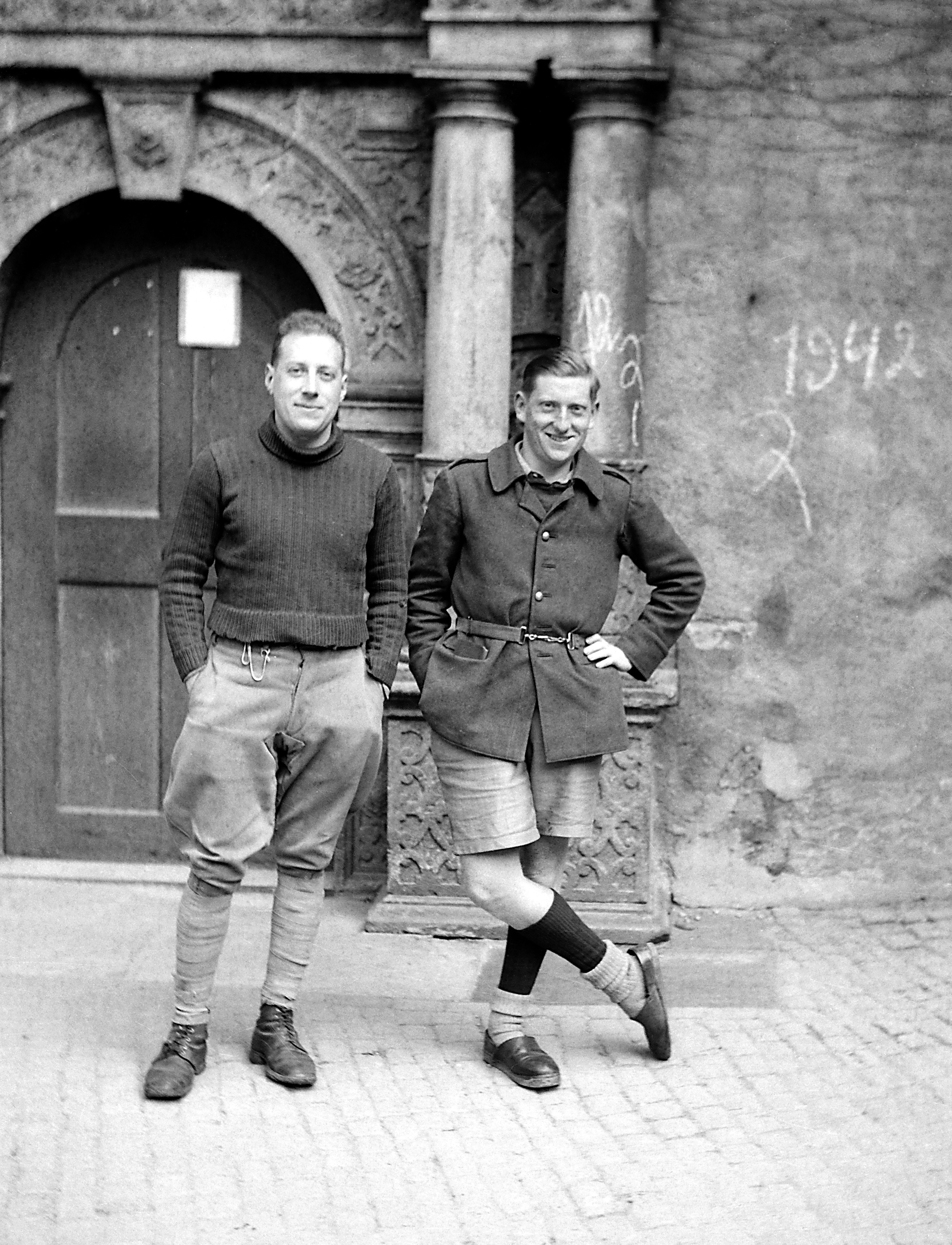 Doppelportrait: zwei britische (?) Kriegsgefangene im Schlosshof (SBG gGmbH CC BY-NC-SA)
