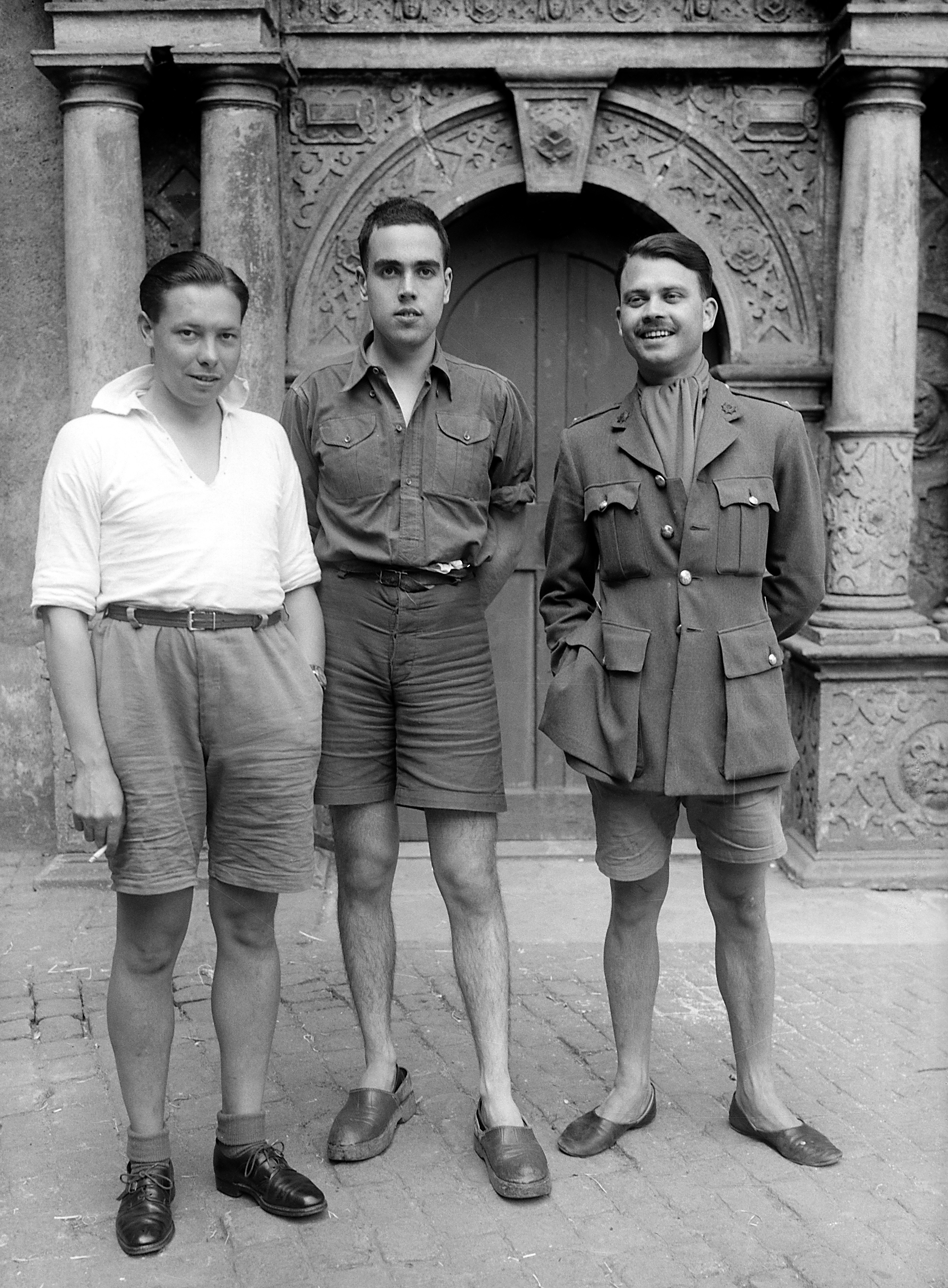 Drei britische Kriegsgefangene in Zivilkleidung, links Lt. Tommy Elliot und rechts Lt. H. Barton (SBG gGmbH CC BY-NC-SA)