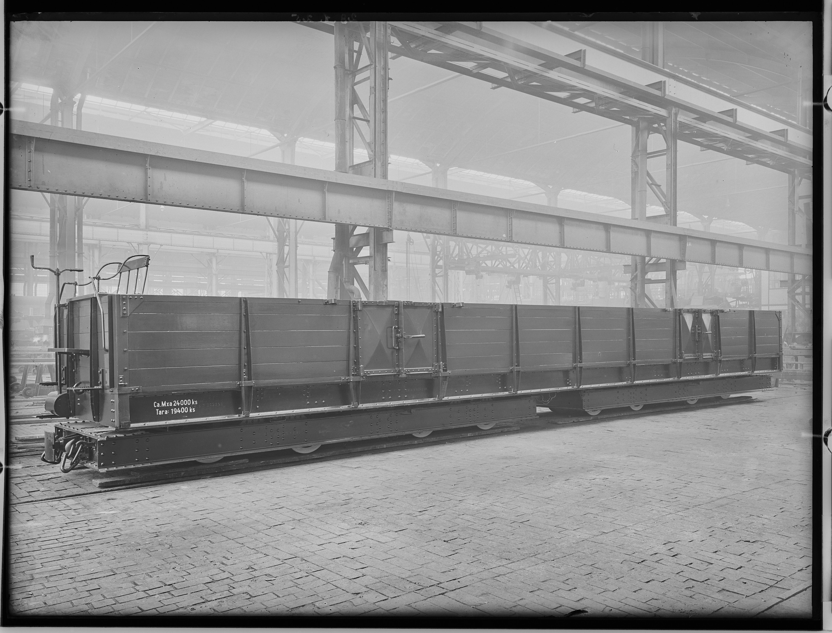 Fotografie: achtachsiger offener Güterwagen (Außenansicht I), 1925 (Schenkung der Bombardier Transportation, Werk Görlitz | Eigentum/Sammlung der Verkehrsmuseums Dresden gGmbH CC BY-NC-SA)