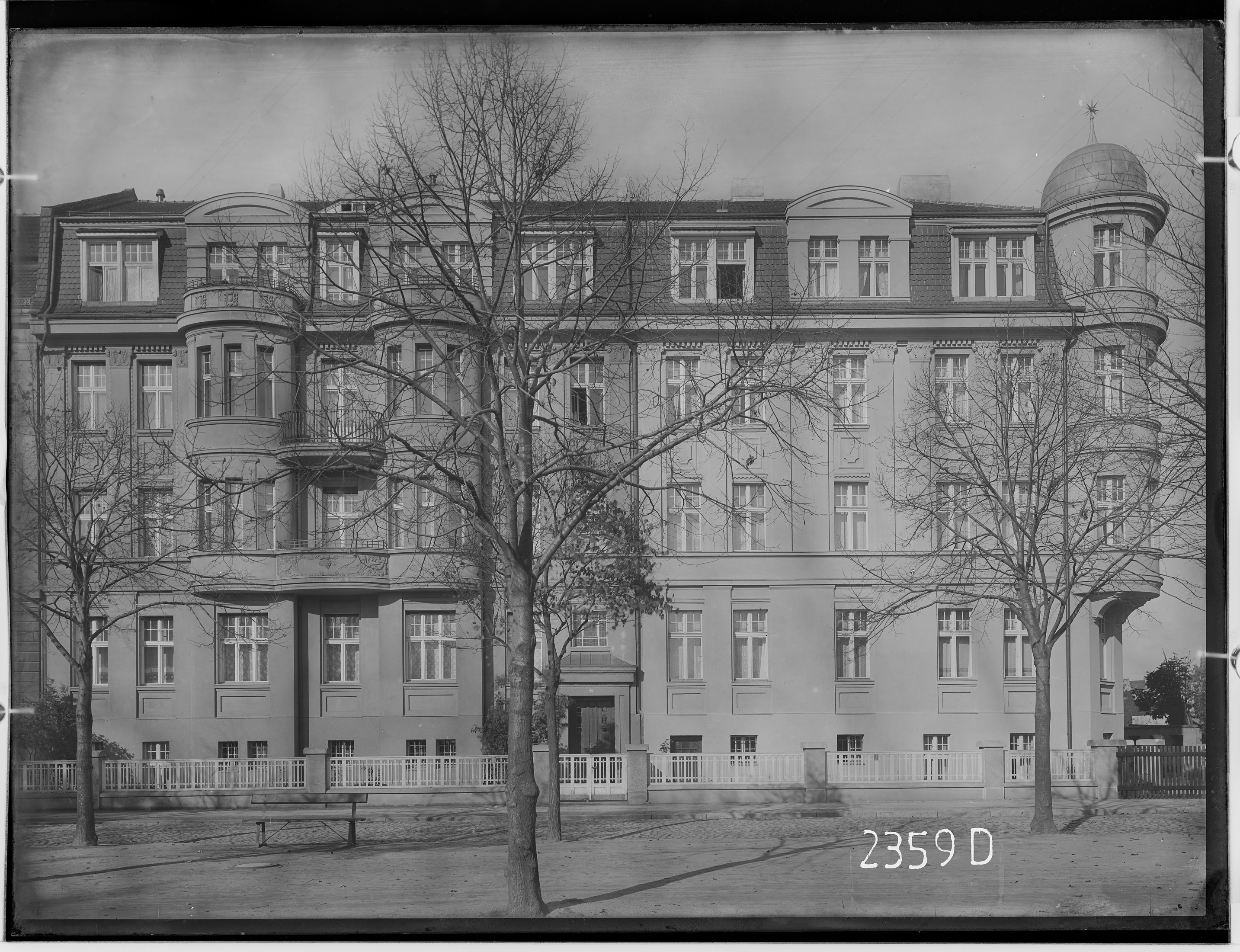 Fotografie: Beamtenwohnhaus auf der Goethestraße 39 (Ansicht I), 1924 (Schenkung der Bombardier Transportation, Werk Görlitz | Eigentum/Sammlung der Verkehrsmuseums Dresden gGmbH CC BY-NC-SA)