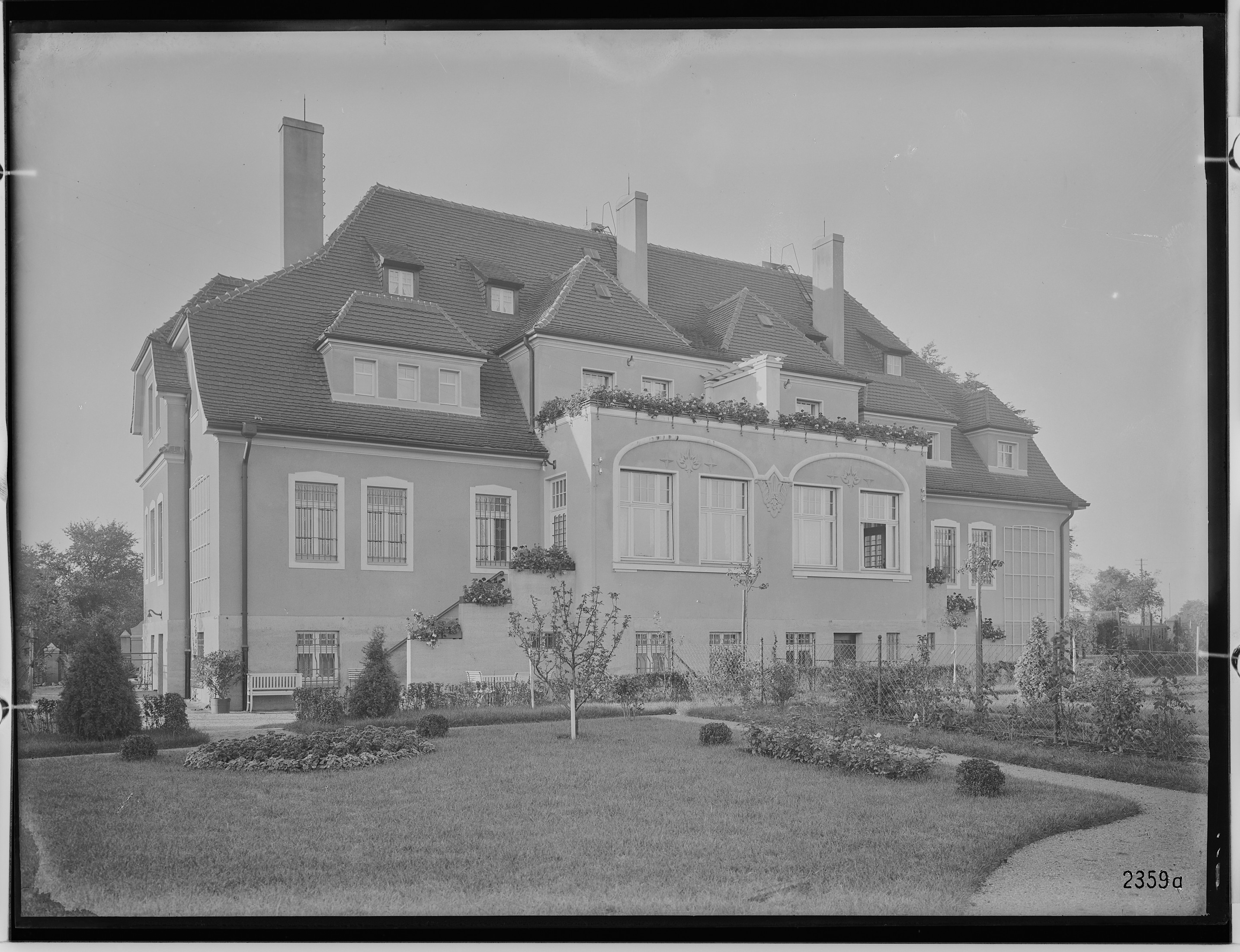 Fotografie: Beamtenwohnhaus auf der Holteistraße 1/2 (Ansicht II), 1924 (Schenkung der Bombardier Transportation, Werk Görlitz | Eigentum/Sammlung der Verkehrsmuseums Dresden gGmbH CC BY-NC-SA)