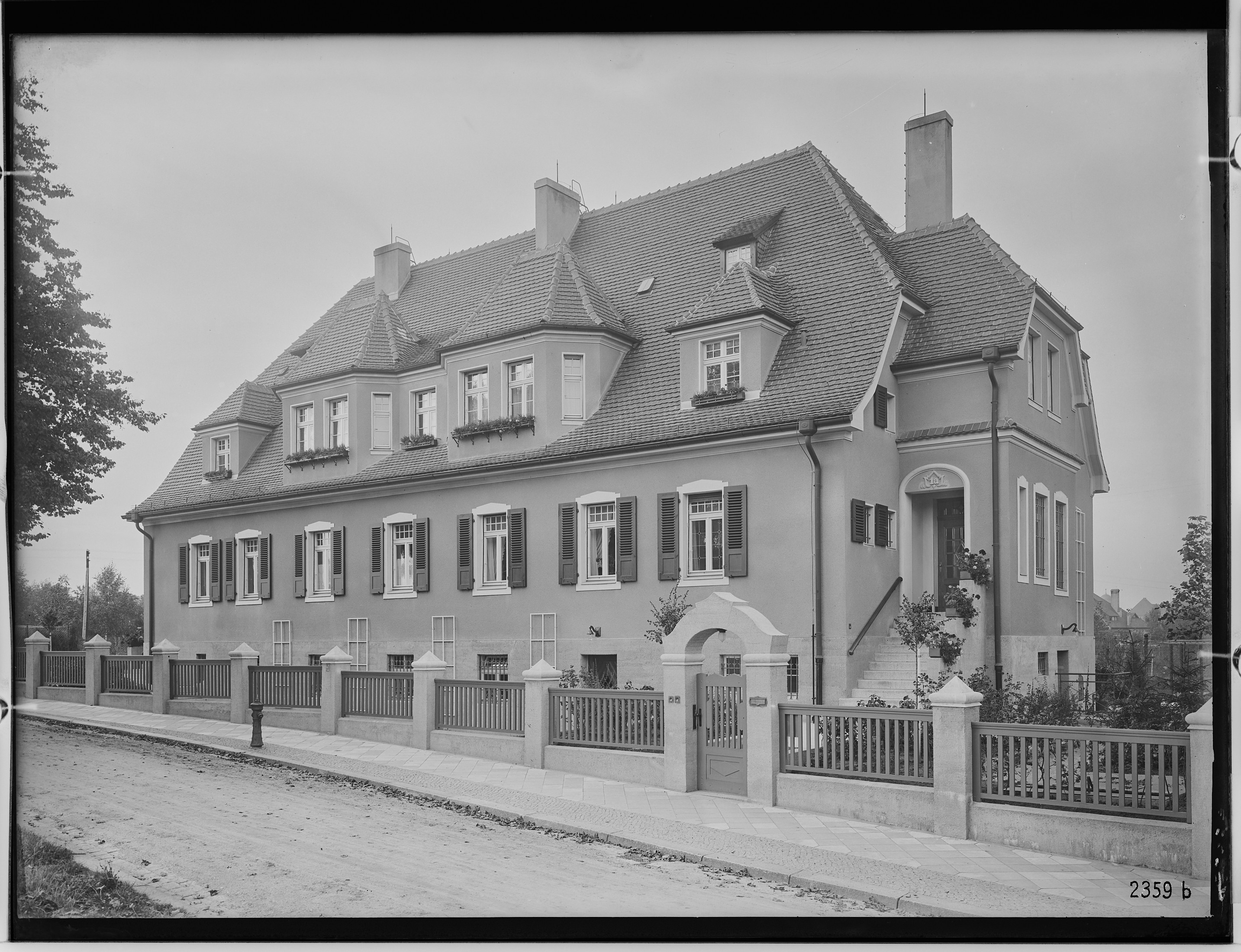 Fotografie: Beamtenwohnhaus auf der Holteistraße 1/2 (Ansicht III), 1924 (Schenkung der Bombardier Transportation, Werk Görlitz | Eigentum/Sammlung der Verkehrsmuseums Dresden gGmbH CC BY-NC-SA)