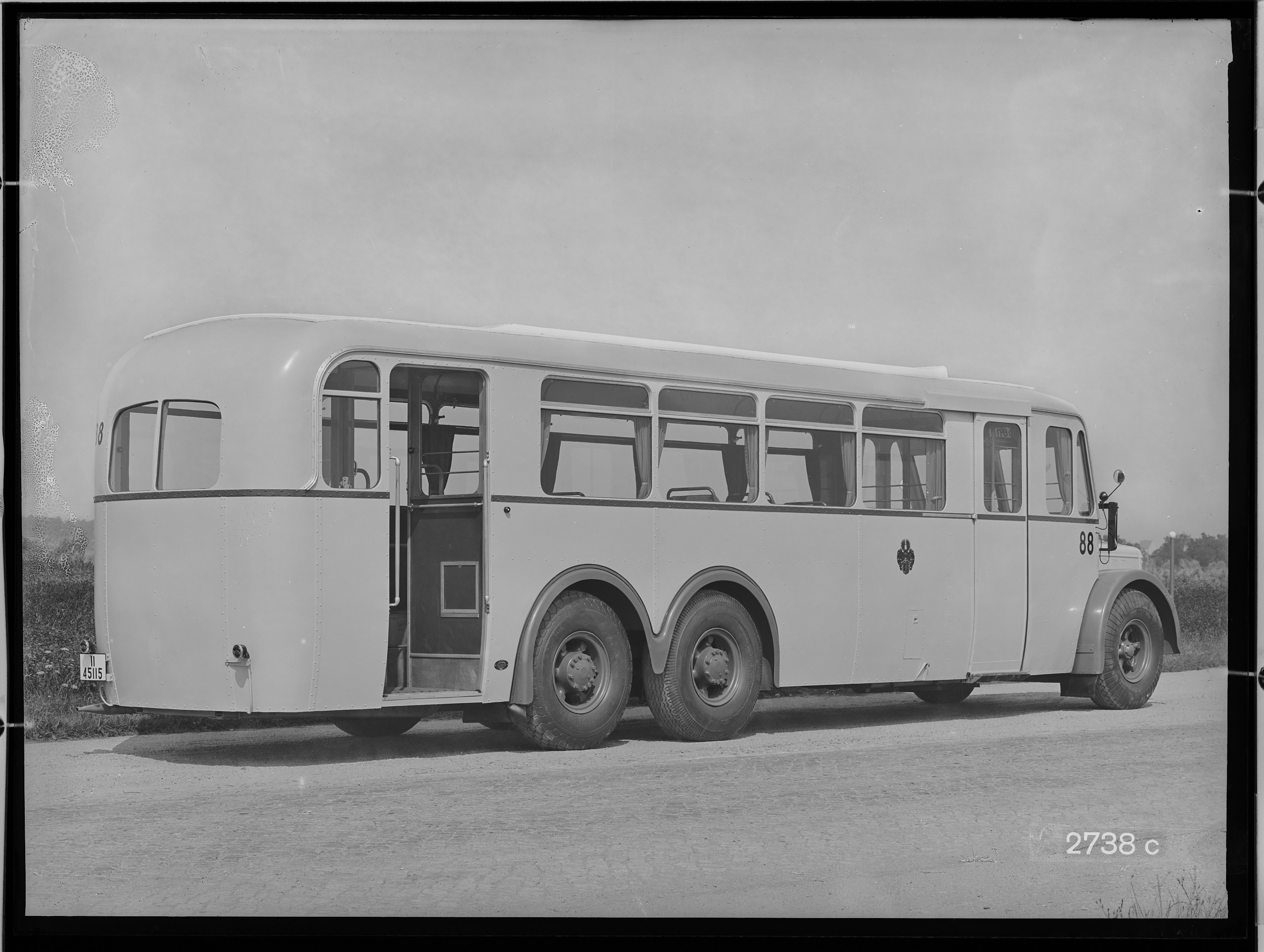 Fotografie: dreiachsicher Omnibus (Außenansicht I), 1938 (Schenkung der Bombardier Transportation, Werk Görlitz | Eigentum/Sammlung der Verkehrsmuseums Dresden gGmbH CC BY-NC-SA)