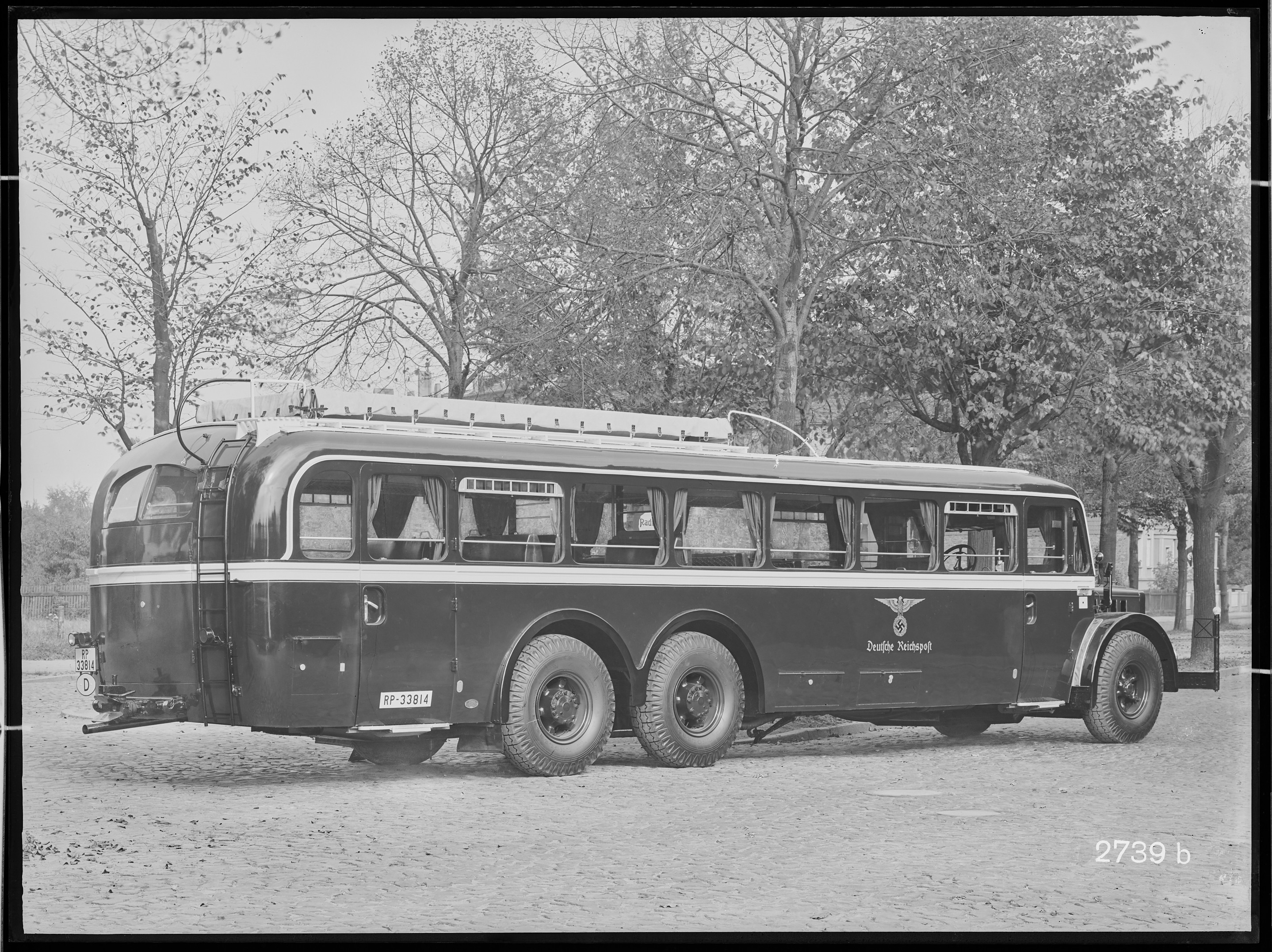Fotografie: dreiachsicher Omnibus (Außenansicht I) der Deutschen Reichspost, 1938 (Schenkung der Bombardier Transportation, Werk Görlitz | Eigentum/Sammlung der Verkehrsmuseums Dresden gGmbH CC BY-NC-SA)