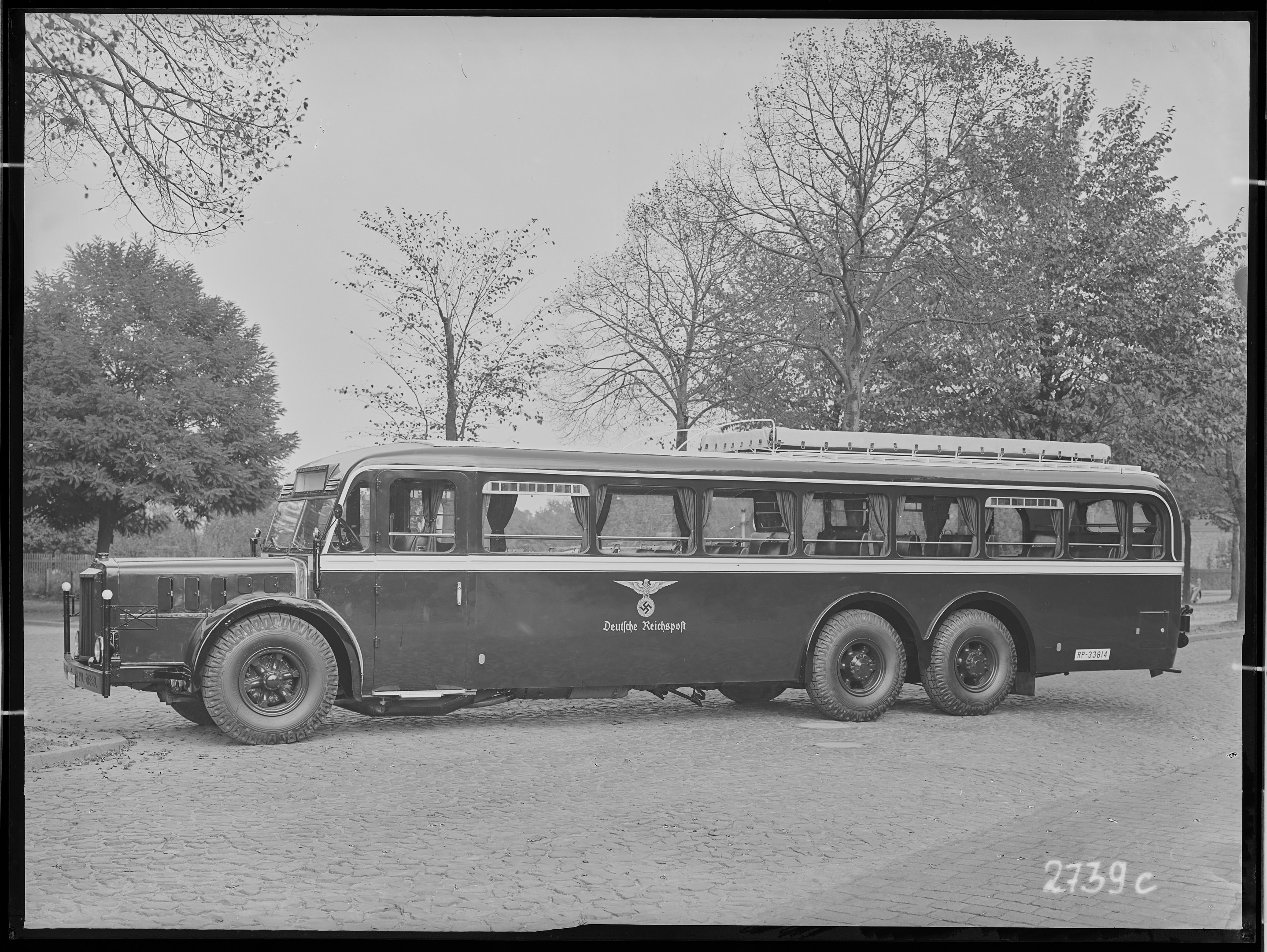 Fotografie: dreiachsicher Omnibus (Außenansicht II), 1938 (Schenkung der Bombardier Transportation, Werk Görlitz | Eigentum/Sammlung der Verkehrsmuseums Dresden gGmbH CC BY-NC-SA)