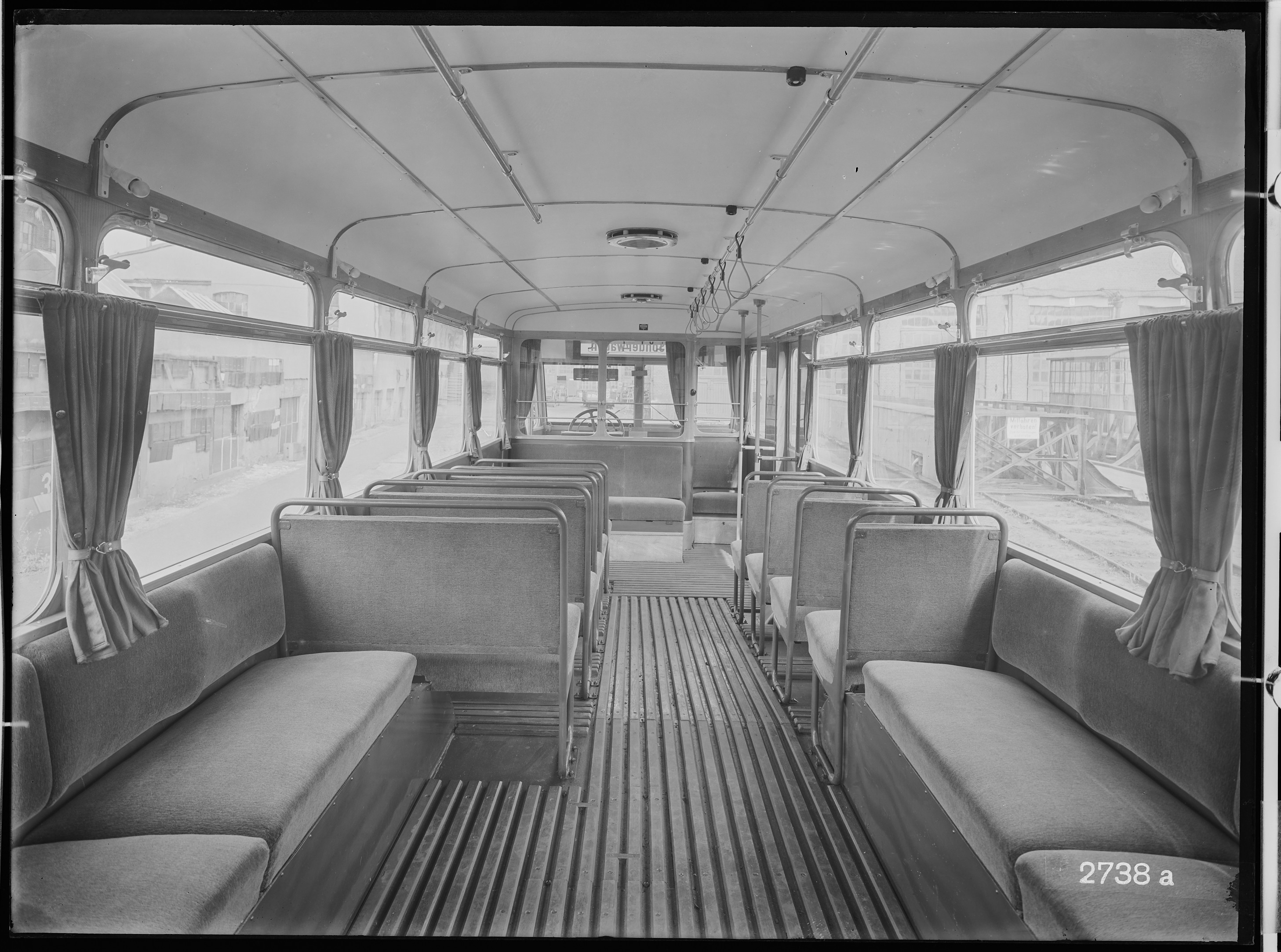 Fotografie: dreiachsicher Omnibus (Innenansicht I), 1938 (Schenkung der Bombardier Transportation, Werk Görlitz | Eigentum/Sammlung der Verkehrsmuseums Dresden gGmbH CC BY-NC-SA)