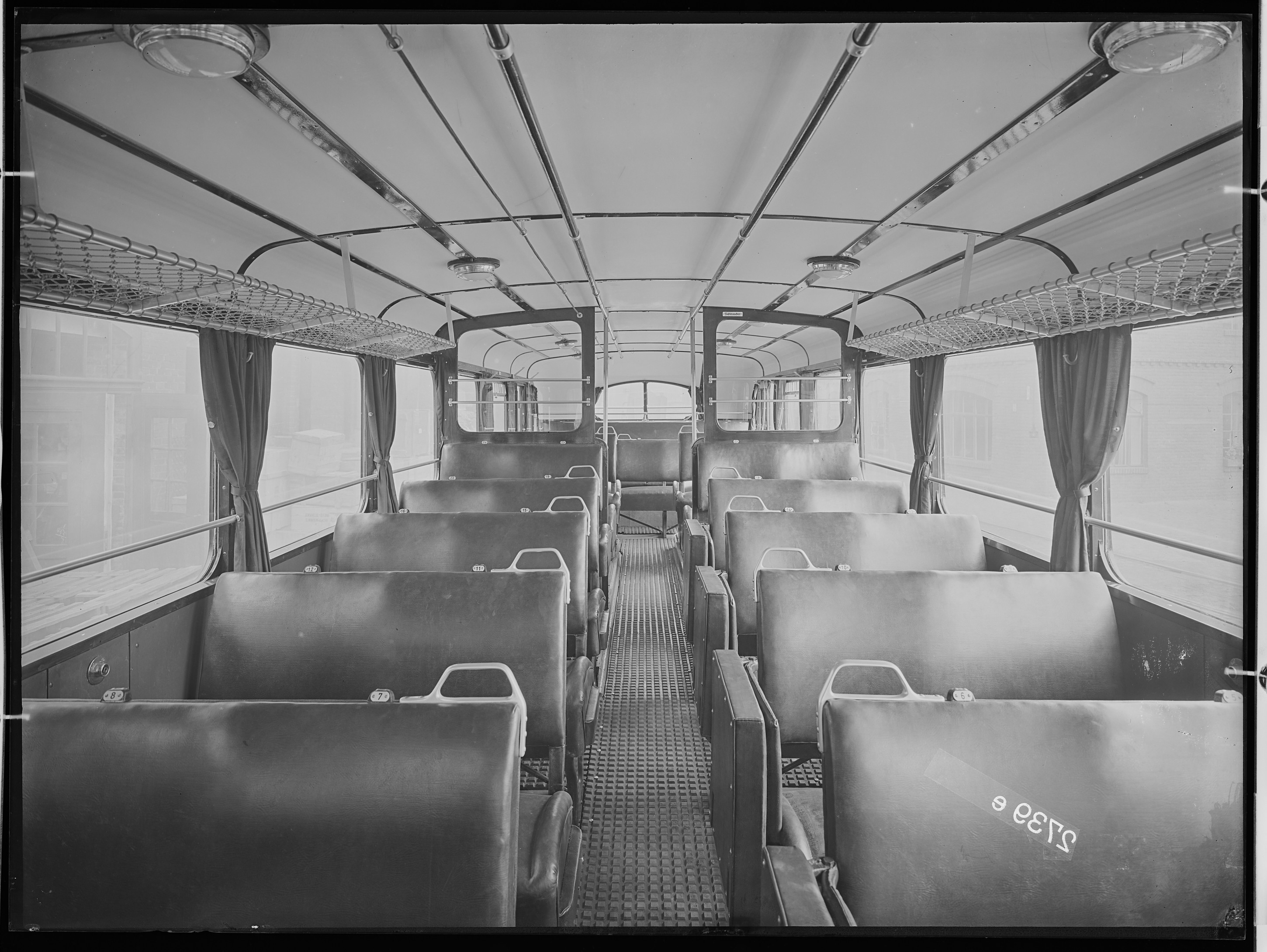Fotografie: dreiachsicher Omnibus (Innenansicht II), 1938 (Schenkung der Bombardier Transportation, Werk Görlitz | Eigentum/Sammlung der Verkehrsmuseums Dresden gGmbH CC BY-NC-SA)