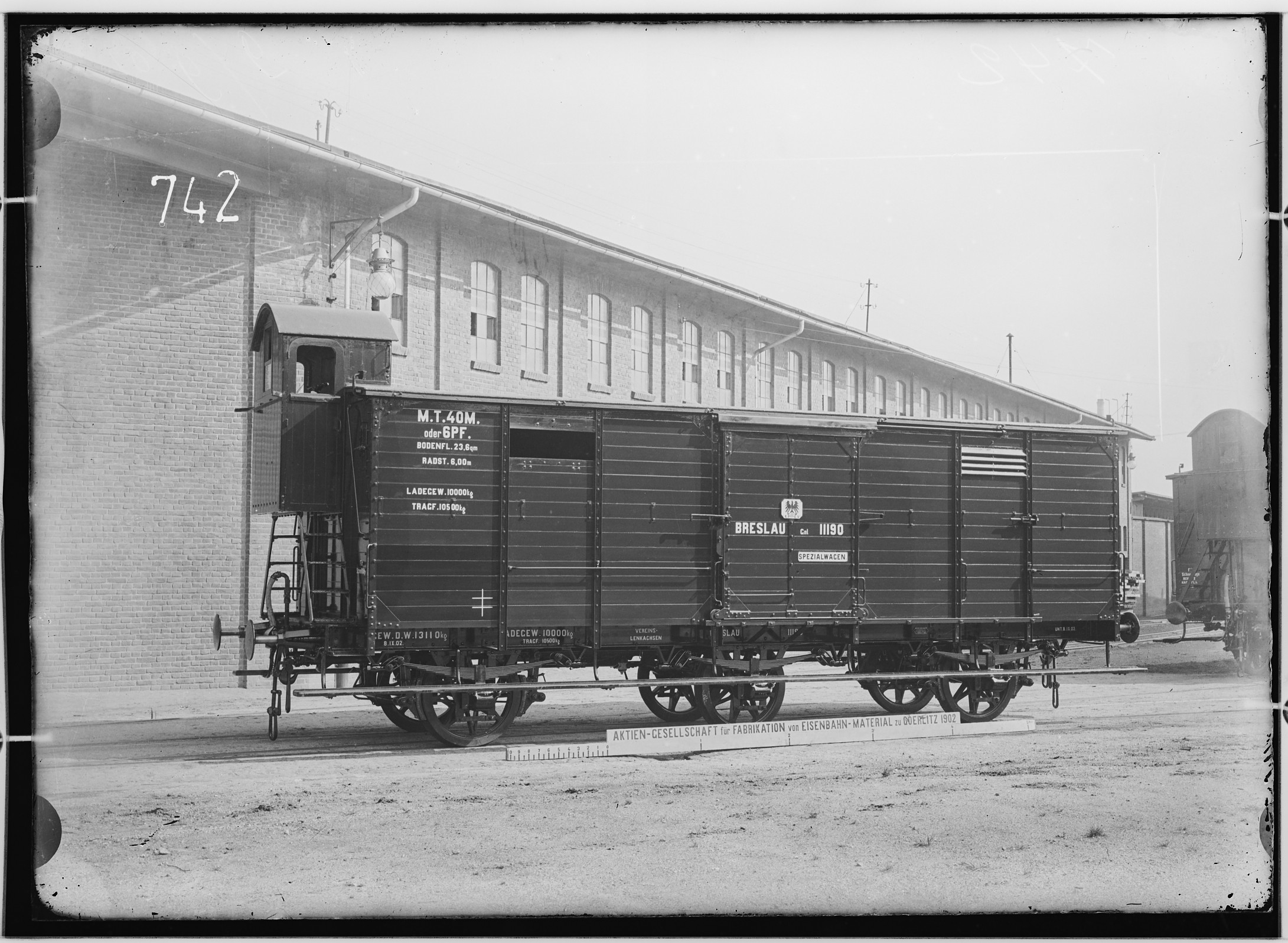 Fotografie: dreiachsiger bedeckter Güterwagen mit Bremse, 1902 (Schenkung der Bombardier Transportation, Werk Görlitz | Eigentum/Sammlung der Verkehrsmuseums Dresden gGmbH CC BY-NC-SA)