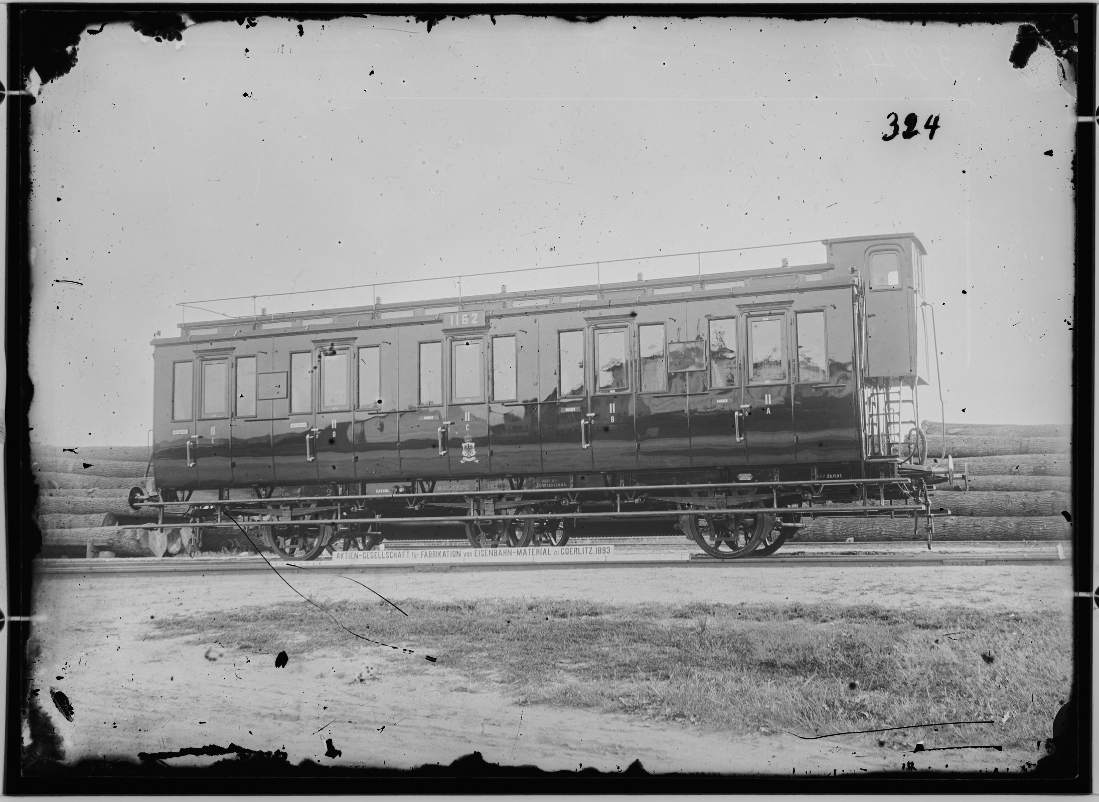 Fotografie: dreiachsiger D-Zugwagen zweite Klasse, 1893 (Schenkung der Bombardier Transportation, Werk Görlitz | Eigentum/Sammlung der Verkehrsmuseums Dresden gGmbH CC BY-NC-SA)