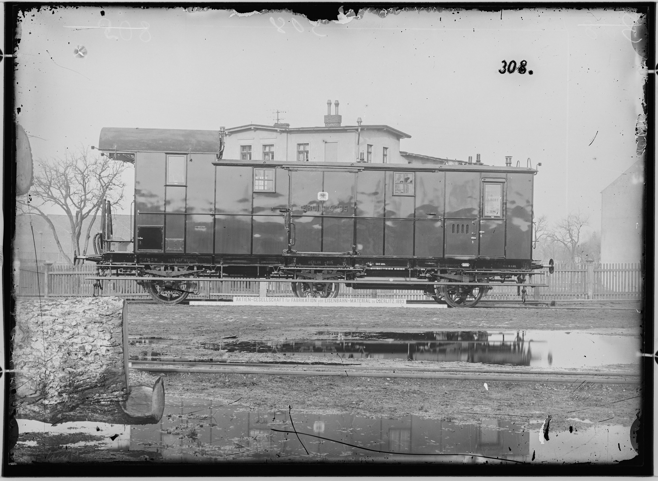 Fotografie: dreiachsiger Durchgangs-Gepäckwagen, 1893 (Schenkung der Bombardier Transportation, Werk Görlitz | Eigentum/Sammlung der Verkehrsmuseums Dresden gGmbH CC BY-NC-SA)