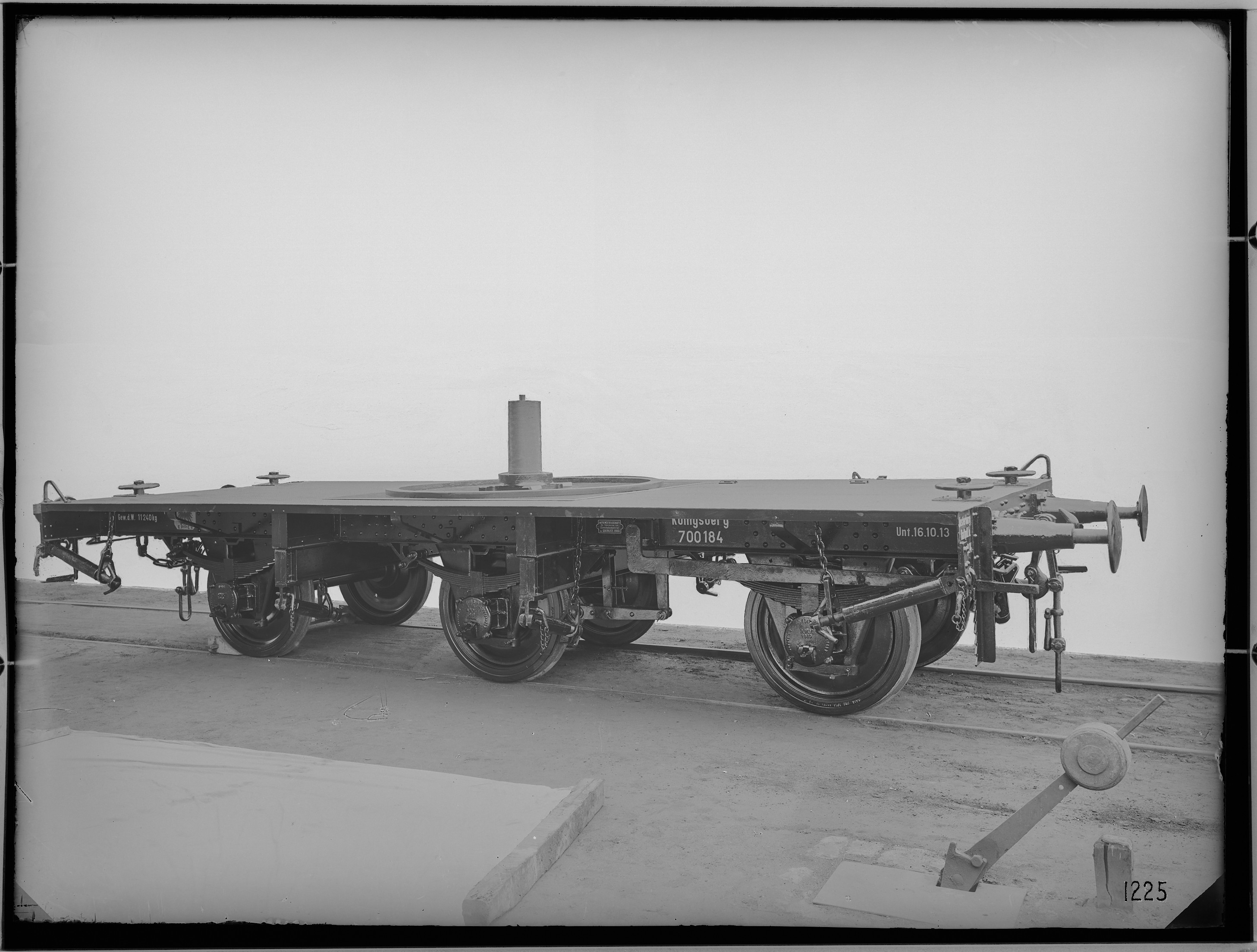 Fotografie: dreiachsiger fahrbarer Drehkran (Ansicht I), 1914 (Schenkung der Bombardier Transportation, Werk Görlitz | Eigentum/Sammlung der Verkehrsmuseums Dresden gGmbH CC BY-NC-SA)
