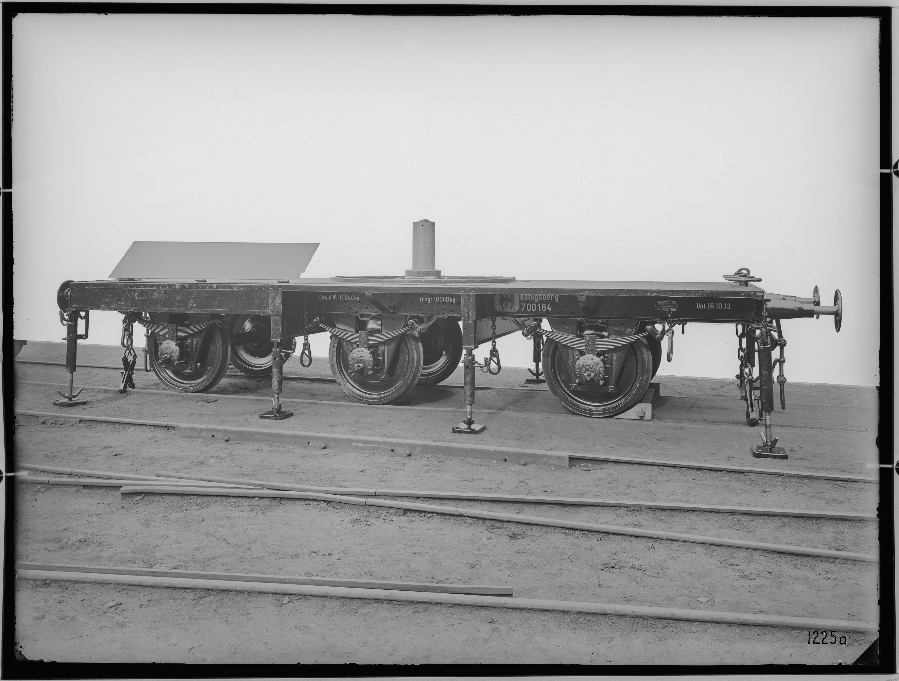 Fotografie: dreiachsiger fahrbarer Drehkran (Ansicht II), 1914 (Schenkung der Bombardier Transportation, Werk Görlitz | Eigentum/Sammlung der Verkehrsmuseums Dresden gGmbH CC BY-NC-SA)