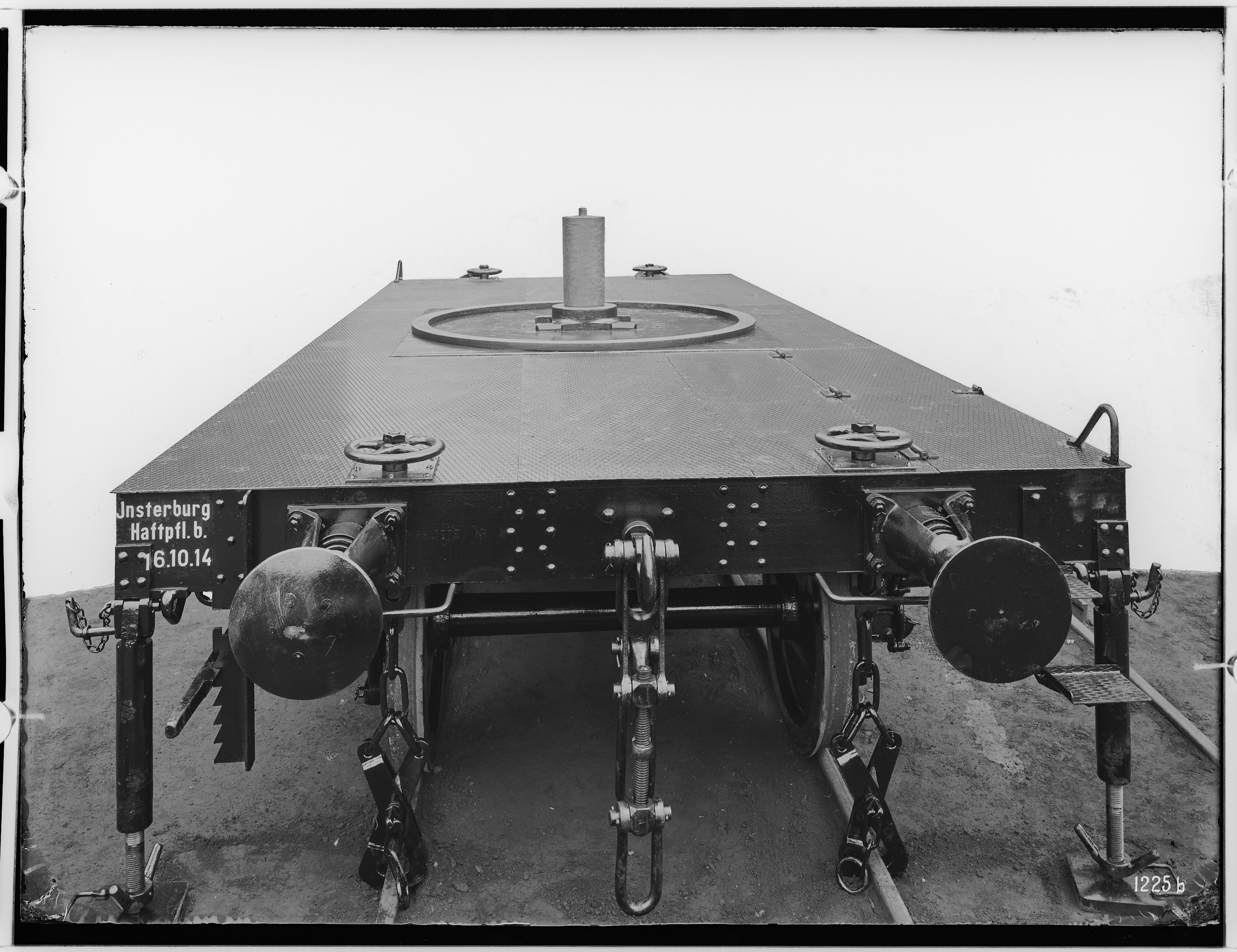 Fotografie: dreiachsiger fahrbarer Drehkran (Ansicht III), 1914 (Schenkung der Bombardier Transportation, Werk Görlitz | Eigentum/Sammlung der Verkehrsmuseums Dresden gGmbH CC BY-NC-SA)