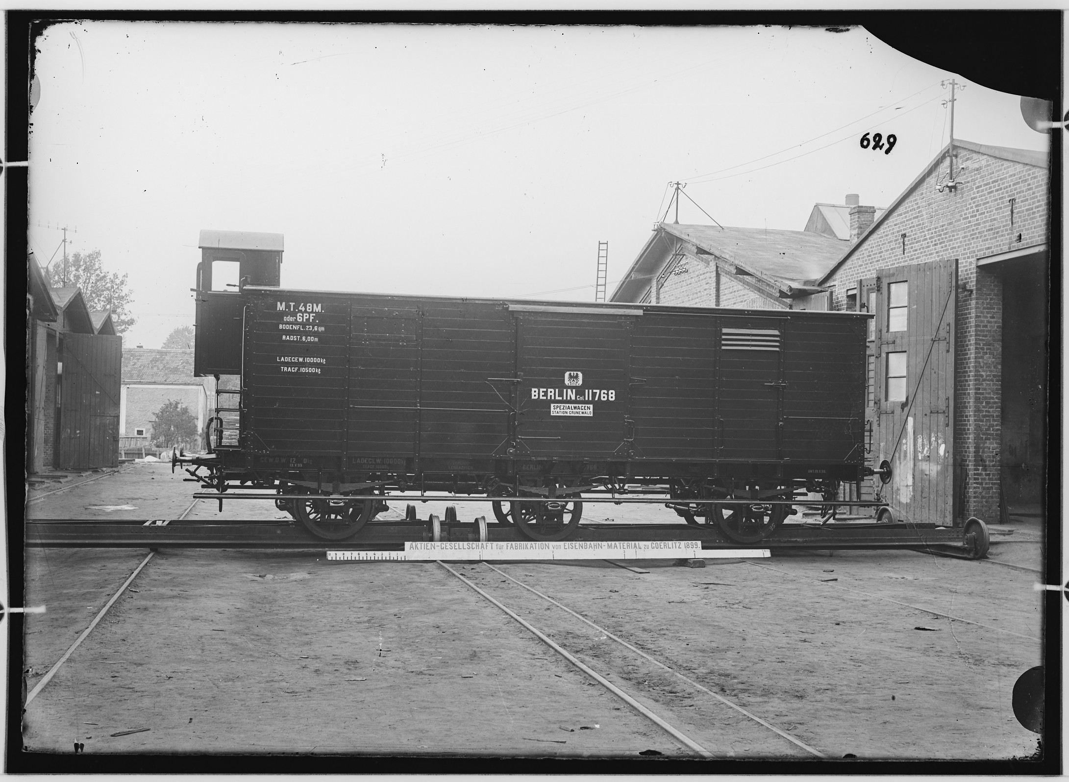 Fotografie: dreiachsiger gedeckter Güterwagen mit Bremse, 1899 (Schenkung der Bombardier Transportation, Werk Görlitz | Eigentum/Sammlung der Verkehrsmuseums Dresden gGmbH CC BY-NC-SA)