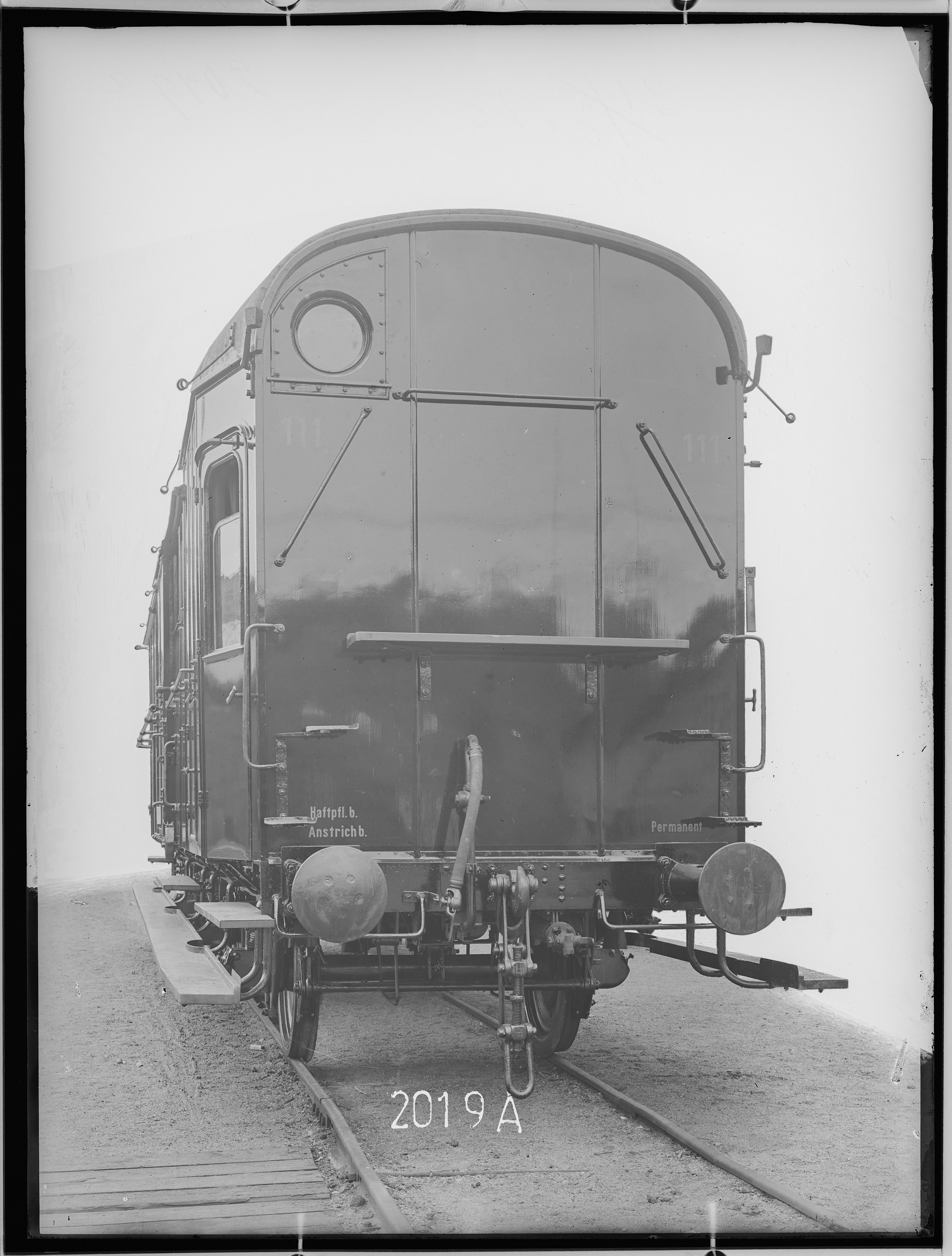 Fotografie: dreiachsiger Gepäck-/ Zugführerwagen (Stirnansicht), 1918 (Schenkung der Bombardier Transportation, Werk Görlitz | Eigentum/Sammlung der Verkehrsmuseums Dresden gGmbH CC BY-NC-SA)