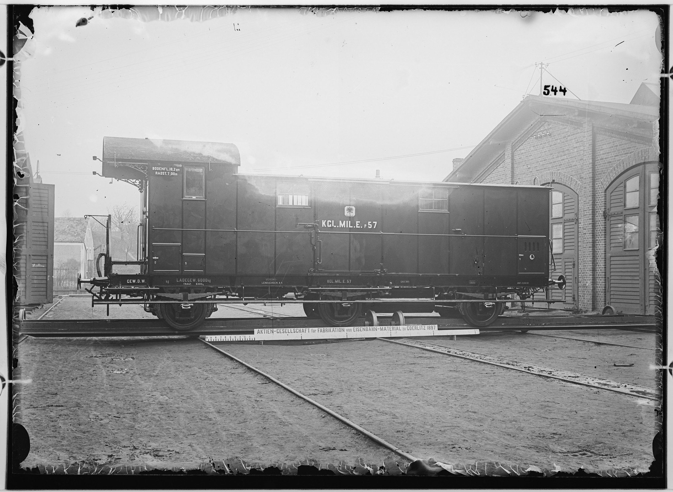 Fotografie: dreiachsiger Gütertansportwagen, 1897 (Schenkung der Bombardier Transportation, Werk Görlitz | Eigentum/Sammlung der Verkehrsmuseums Dresden gGmbH CC BY-NC-SA)