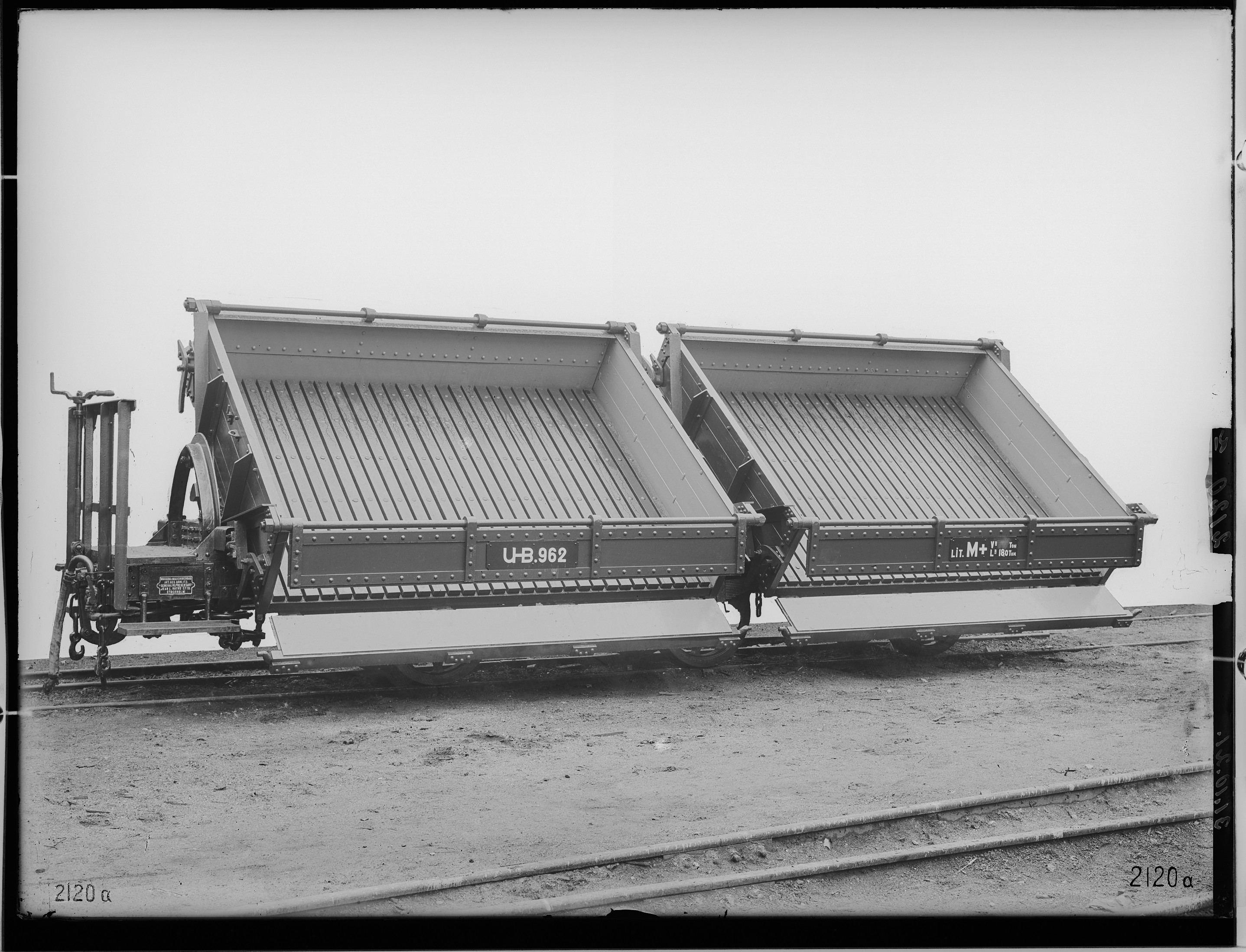 Fotografie: dreiachsiger Kippkastenwagen mit Bremse (beide Kästen gekippt), 1921 (Schenkung der Bombardier Transportation, Werk Görlitz | Eigentum/Sammlung der Verkehrsmuseums Dresden gGmbH CC BY-NC-SA)